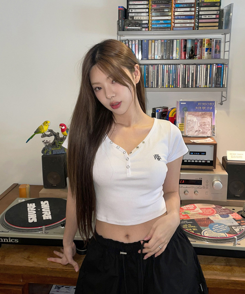 Muah Muah V領排扣短版上衣 V領 排扣 短版 One size 3色/預購