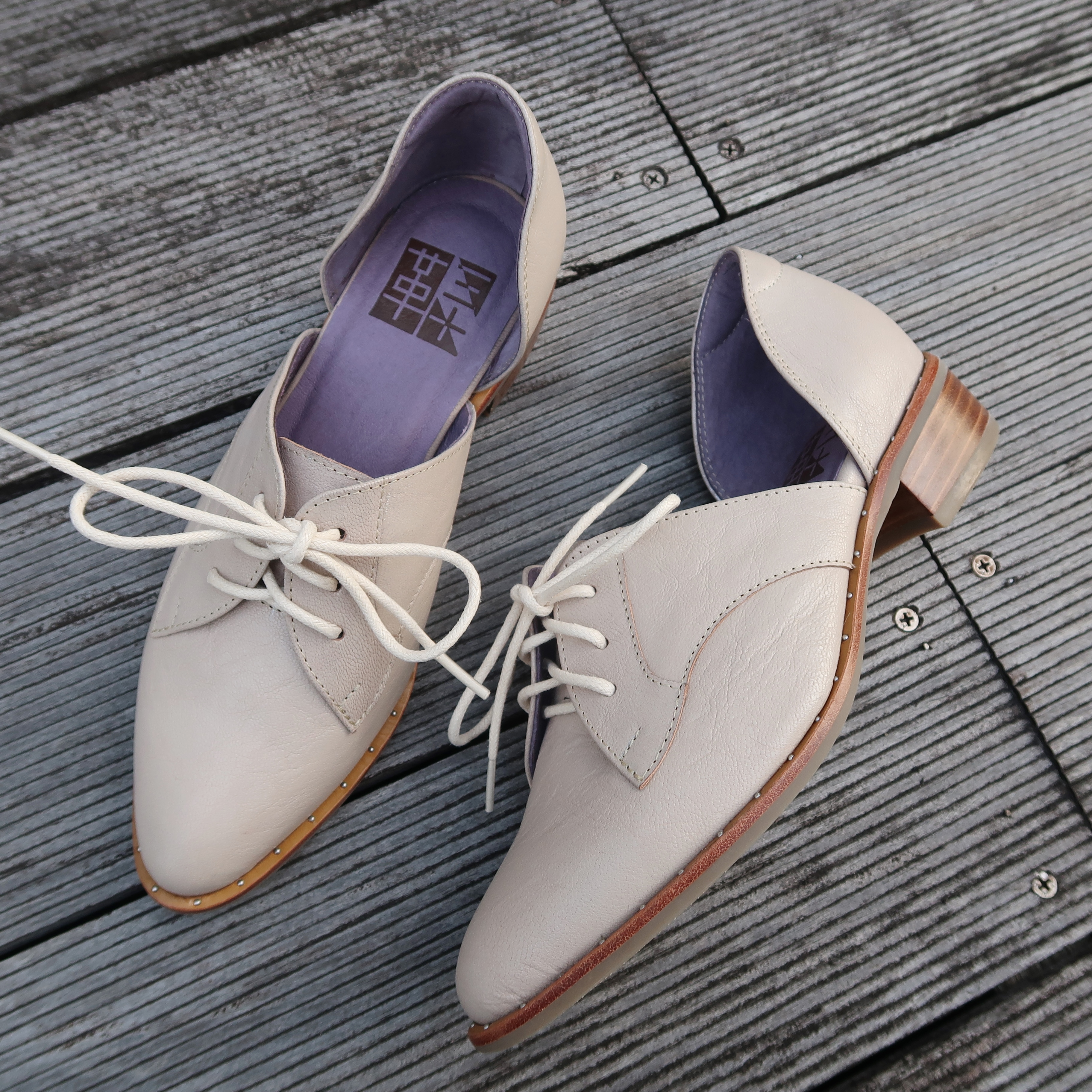 【逆時光】真皮鉚釘沿條德比綁帶側V挖空小木跟紳士鞋