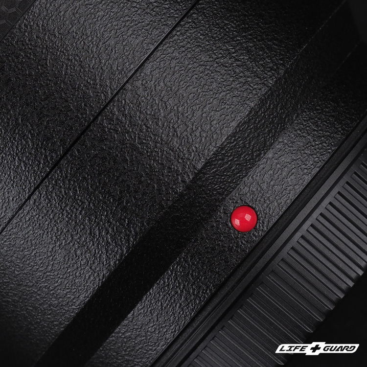 黑色砂紋貼膜質感特寫，LIFE+GUARD 設計風格