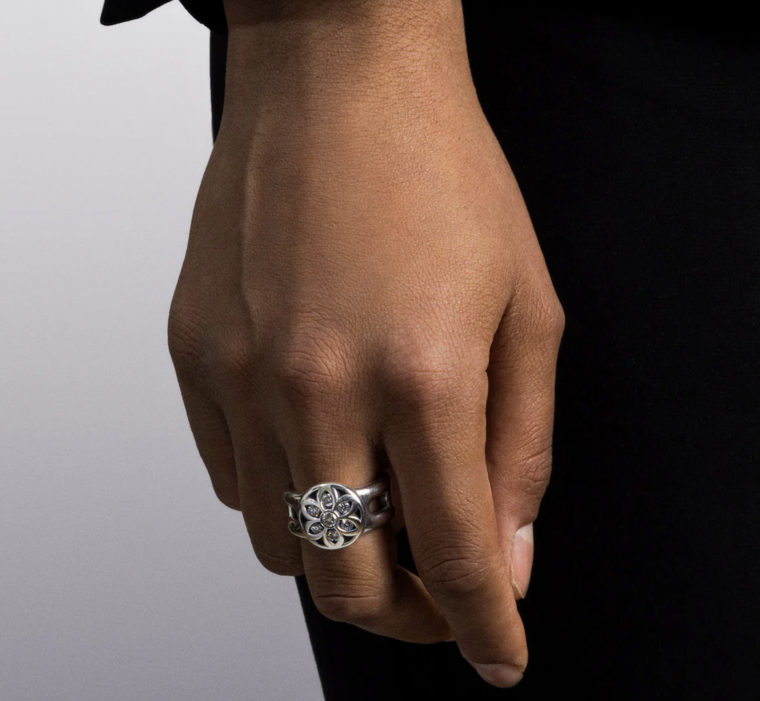 CIGAR BAND | WHITE DIAMONDS ROSETTE