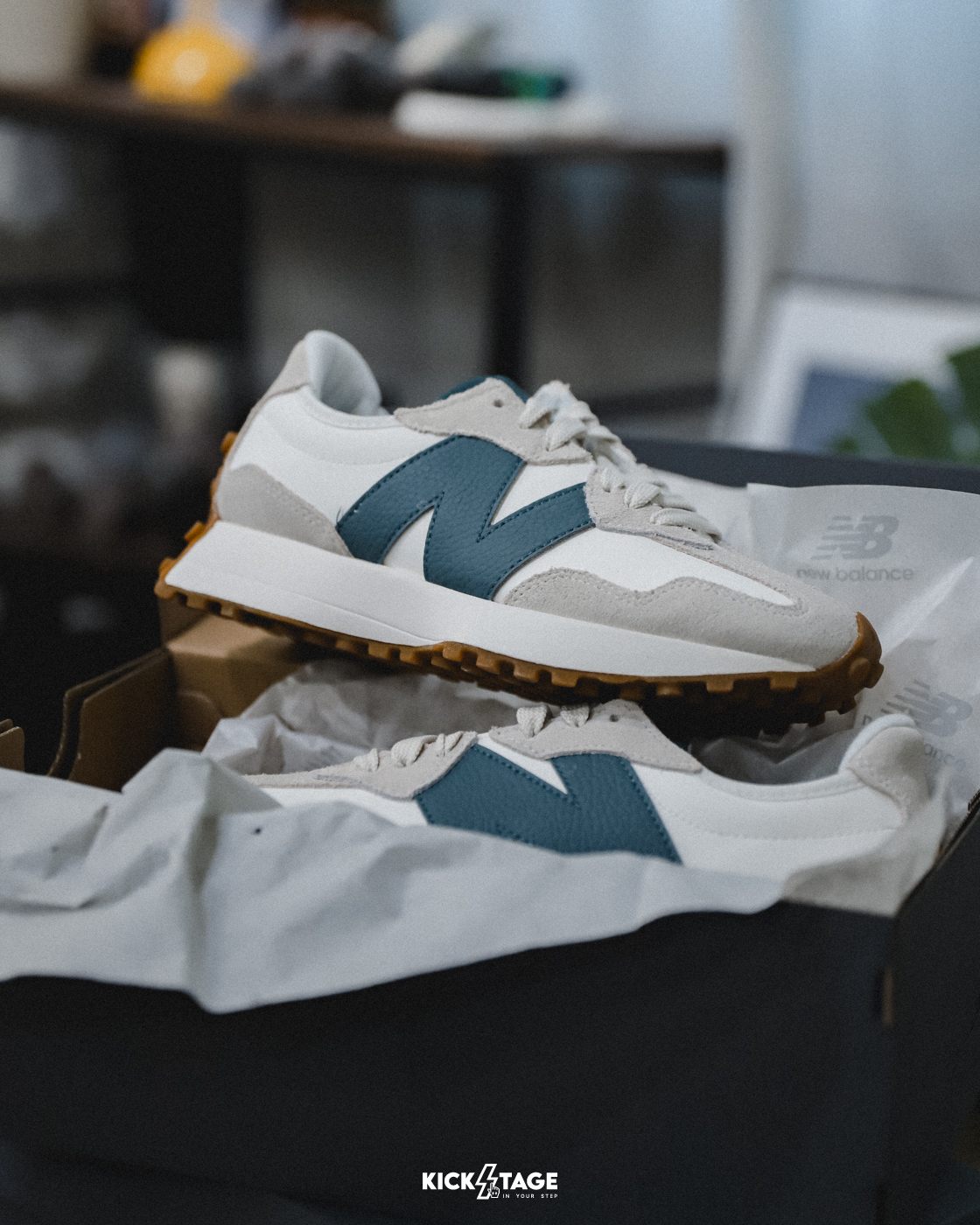 <特價，不退換>NEW BALANCE 327 MOONBEAM NEW SPRUCE 月亮灰 亮綠 麂皮 大N 拼接 休閒鞋【WS327GA】NB327