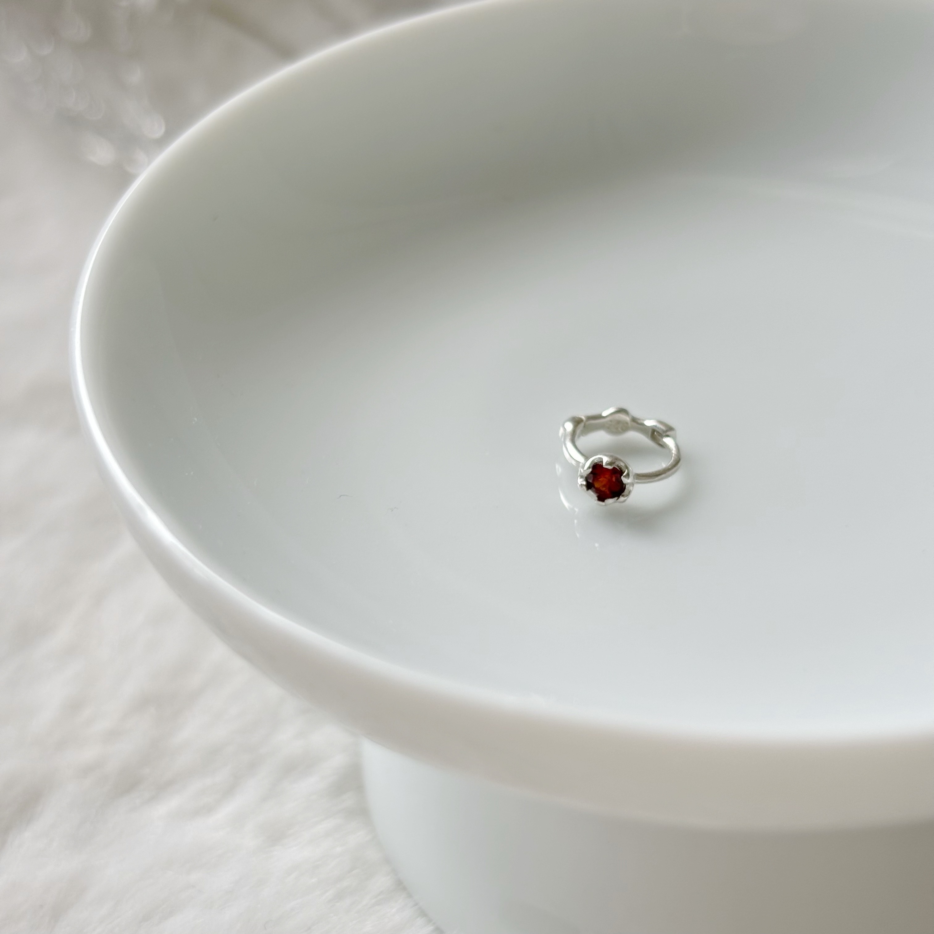 小花六爪石榴石耳骨圈