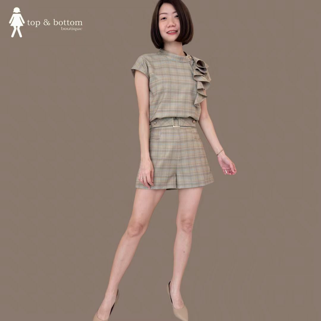 HIGH WAIST CHECKED SHORTS