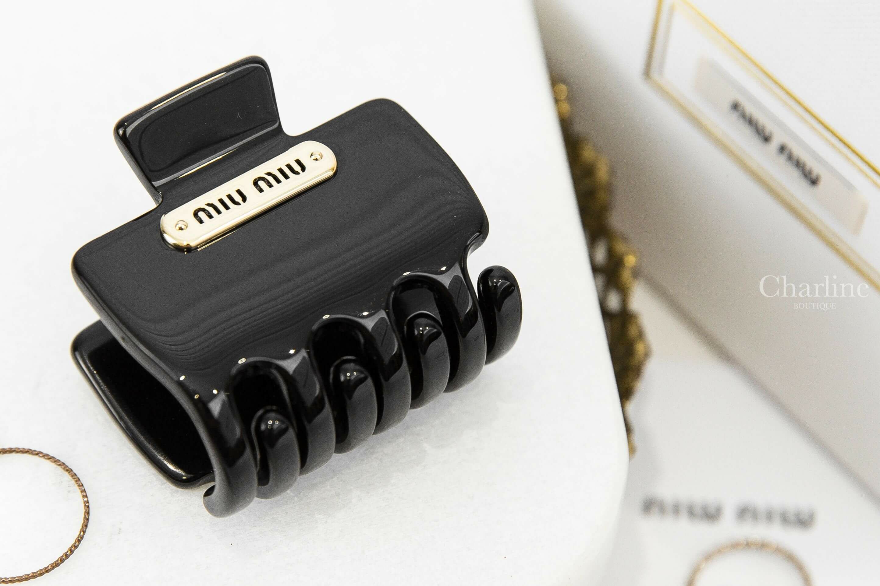 Miu Miu Plexiglas Clip 黑色金色字母髮夾-Charline Boutique 精品代購