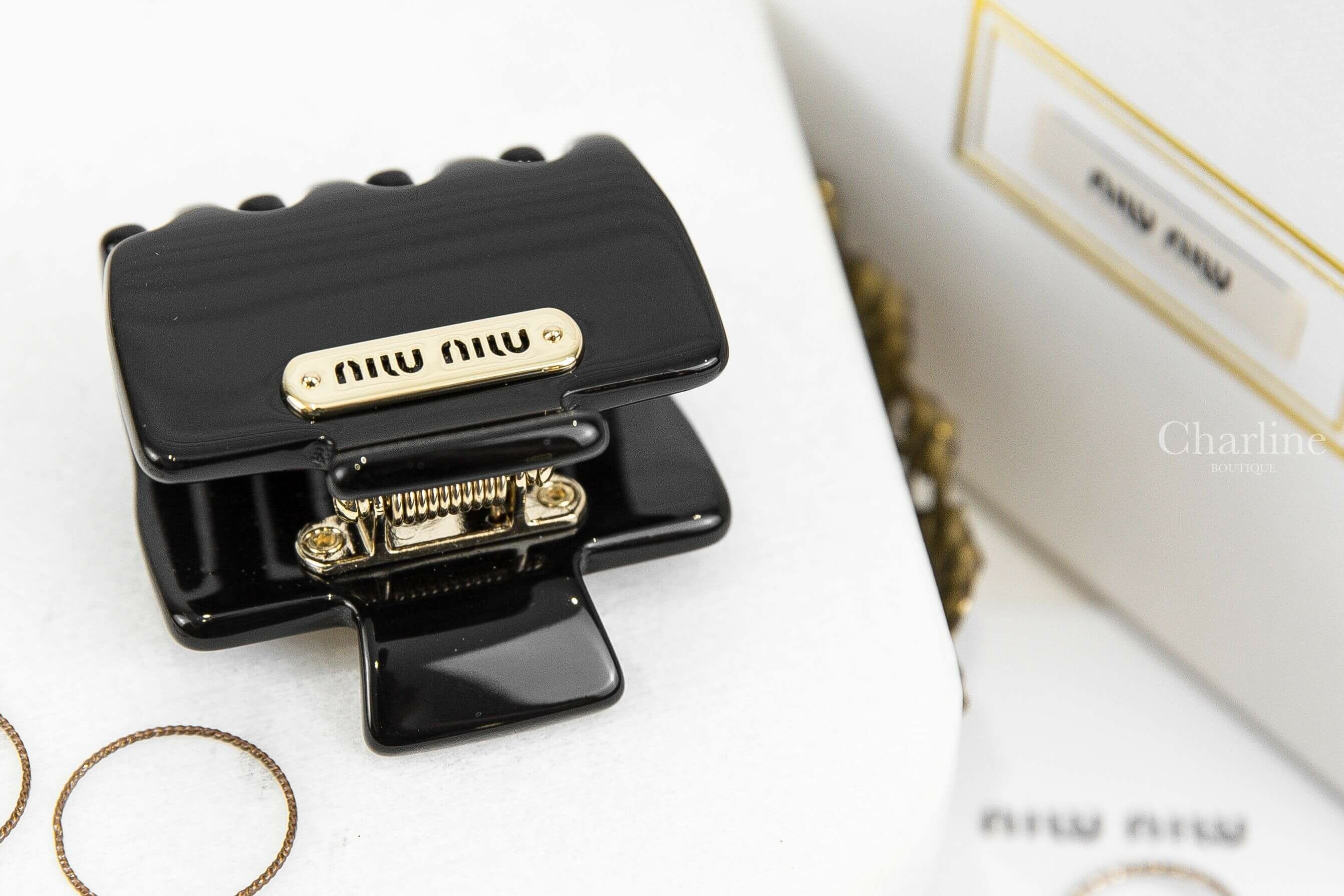 Miu Miu Plexiglas Clip 黑色金色字母髮夾-Charline Boutique 精品代購