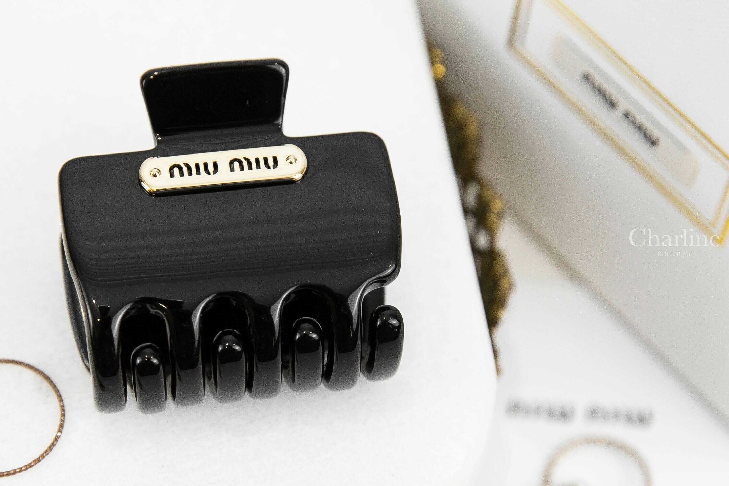 Miu Miu Plexiglas Clip 黑色金色字母髮夾