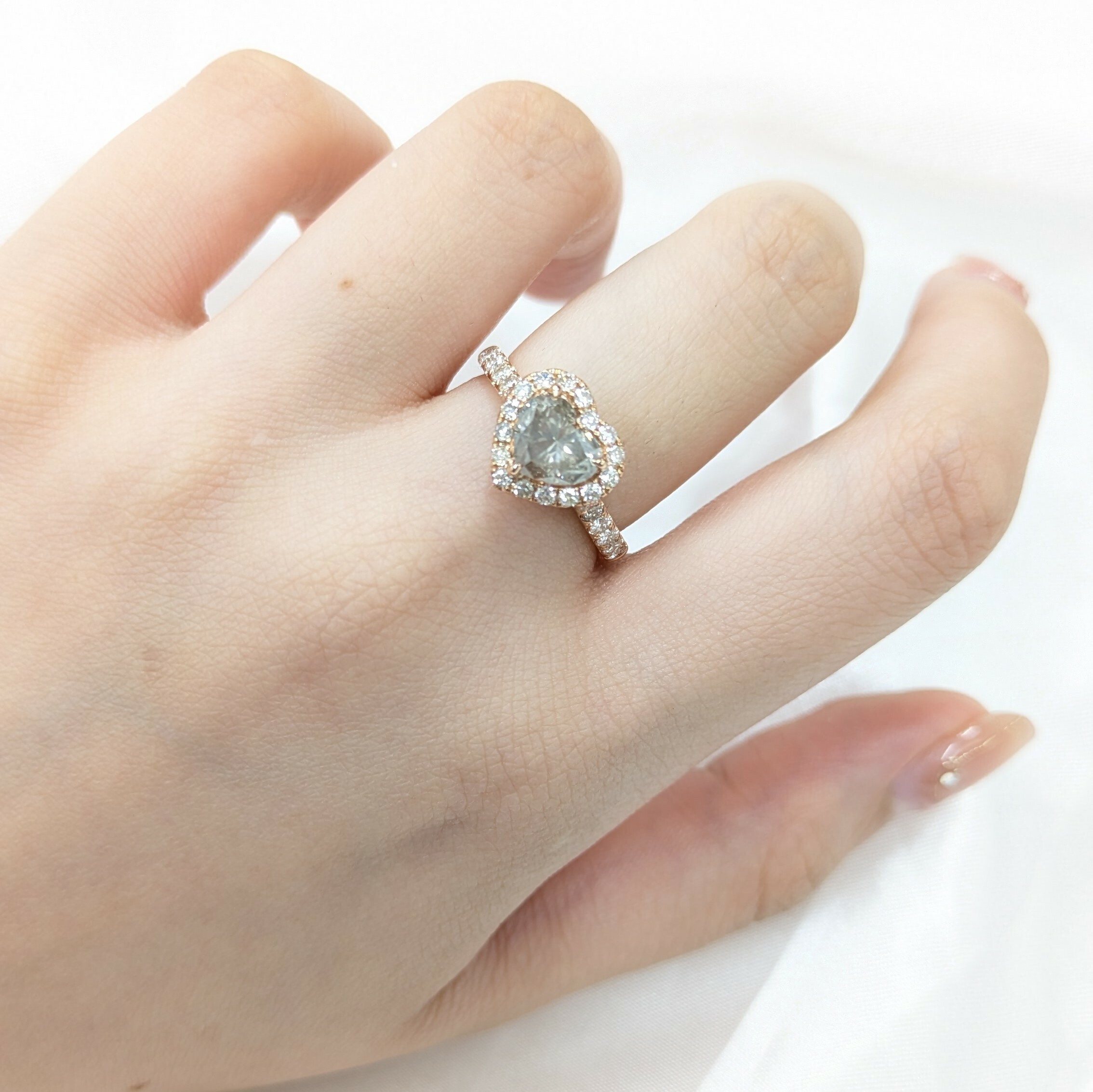 全新18K玫瑰金【單粒1卡16份銀灰心形鑽石】配49份小鑽戒指