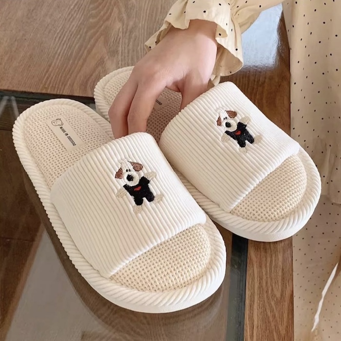 《61165》小刺繡掌門狗室內拖鞋(2色)