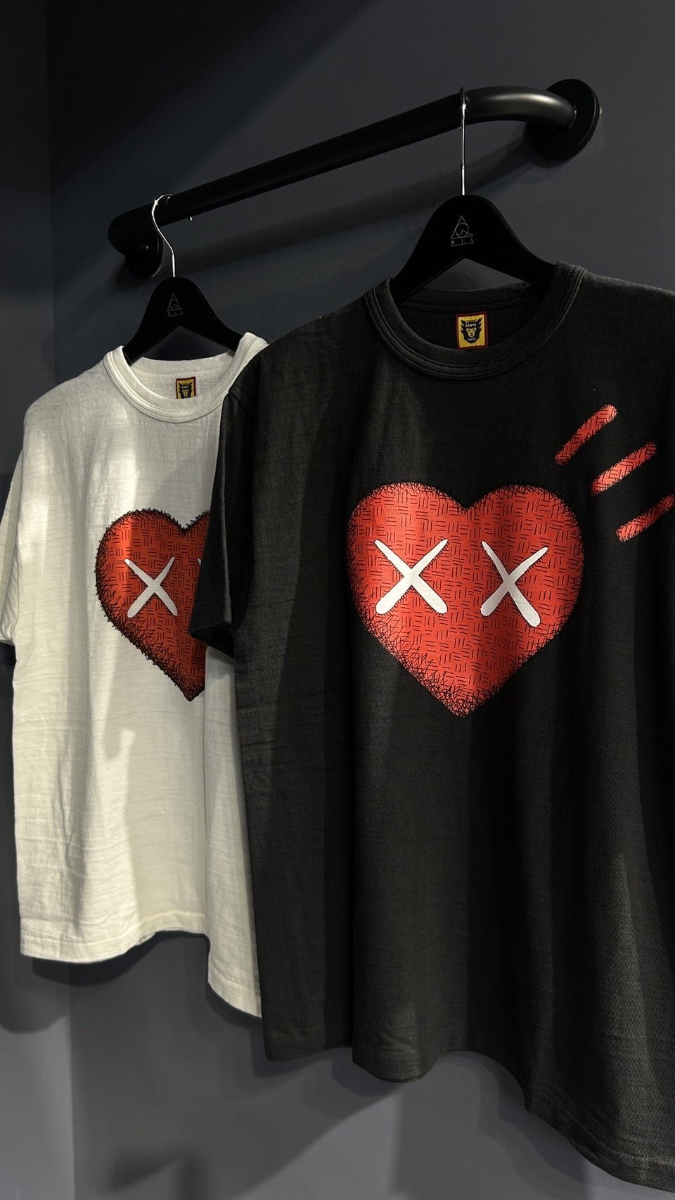 KAWS x HUMAN MADE 絕版款聯名 經典愛心Logo短袖