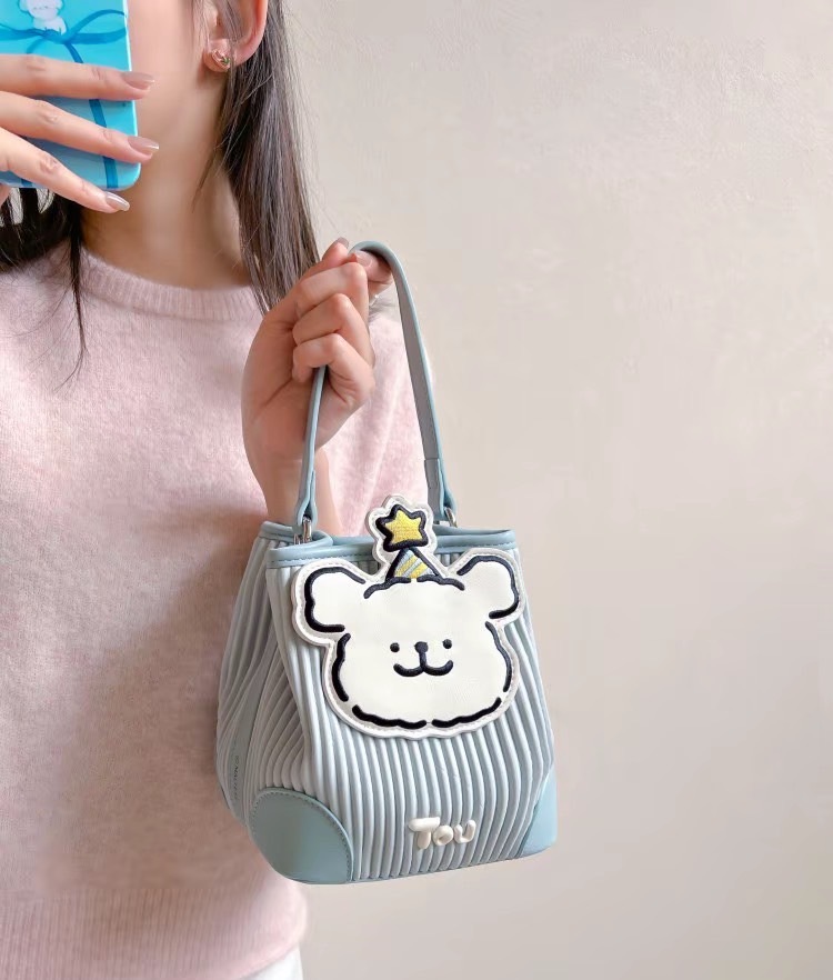 KTQ STORE ‧ 線條小狗 肩背兩用 水桶包 米白 /寶寶藍