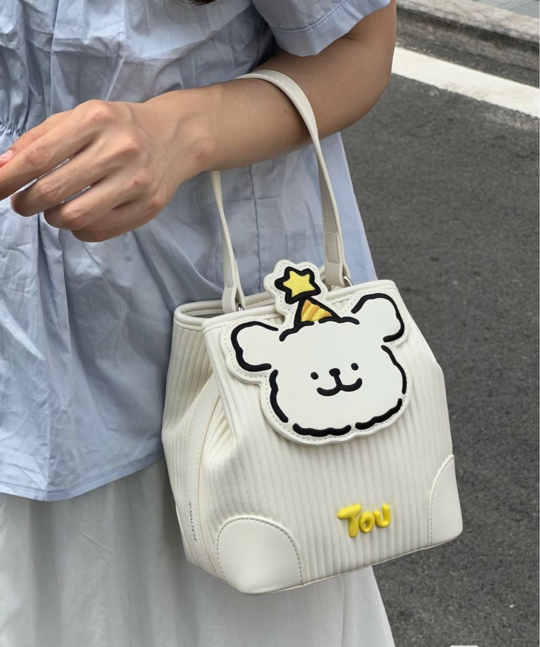 KTQ STORE ‧ 線條小狗 肩背兩用 水桶包 米白 /寶寶藍