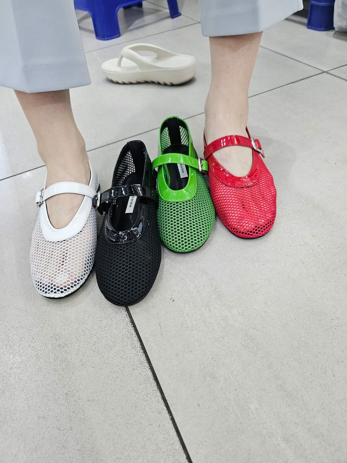 SC2752 螢光亮面皮網格娃娃鞋 *買大一碼*