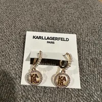 [S] KARL LAGERFELD 09G00483 GOLD TONE PEARL HUGGIE DROP EARRINGS, 642447712636 (SKL1059)