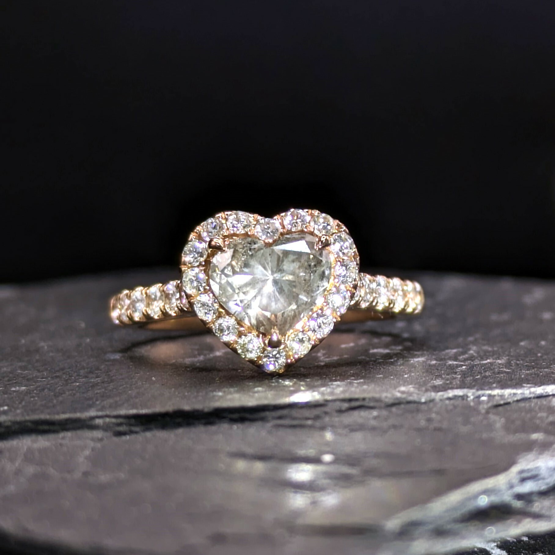 全新18K玫瑰金【單粒1卡16份銀灰心形鑽石】配49份小鑽戒指