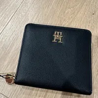 [S] TOMMY HILFIGER 69JAI5400I SMALL ZIP AROUND WALLET,BLACK, 197232547431 (STH671)