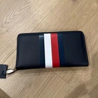 [S] TOMMY HILFIGER 6950862423 LONG ZIP AROUND WALLET,BLACK MULTI, 11528579909 (STH676)
