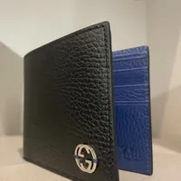 [S] GUCCI MEN'S SMALL LOGO METAL LEATHER BIFOLD WALLET,BLACK, 610464CAO2N-1040 (SGC85)