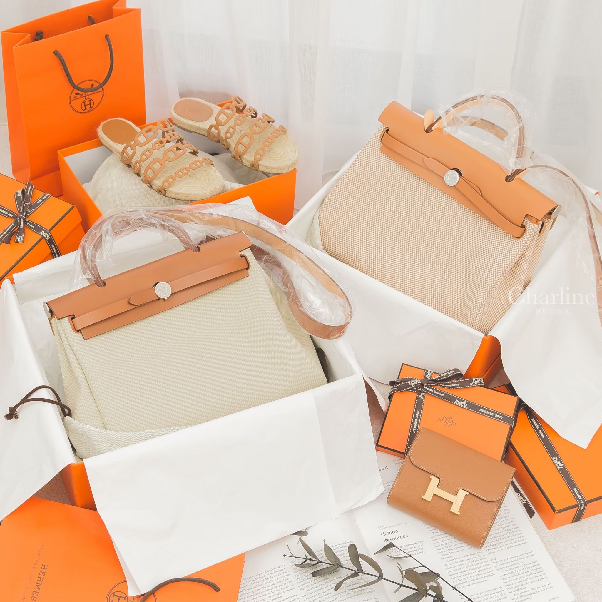 Hermès Herbag    愛馬仕Herbag真是太受歡迎啦！這款包包因為它的多變設計和多樣材質的組合，讓大家都愛不釋手。它把凱莉包的優雅風格和帆布材質的輕盈特性完美結合在一起，真是實用又時尚的絕佳選擇。拿著Herbag包款，就是輕鬆時尚的代名詞！    這是一個高CP值的禮物選擇，絕對讓你買得開心，送得開心！不僅能讓她們感受到你的用心，還能展現你對時尚的品味和潮流的敏感。