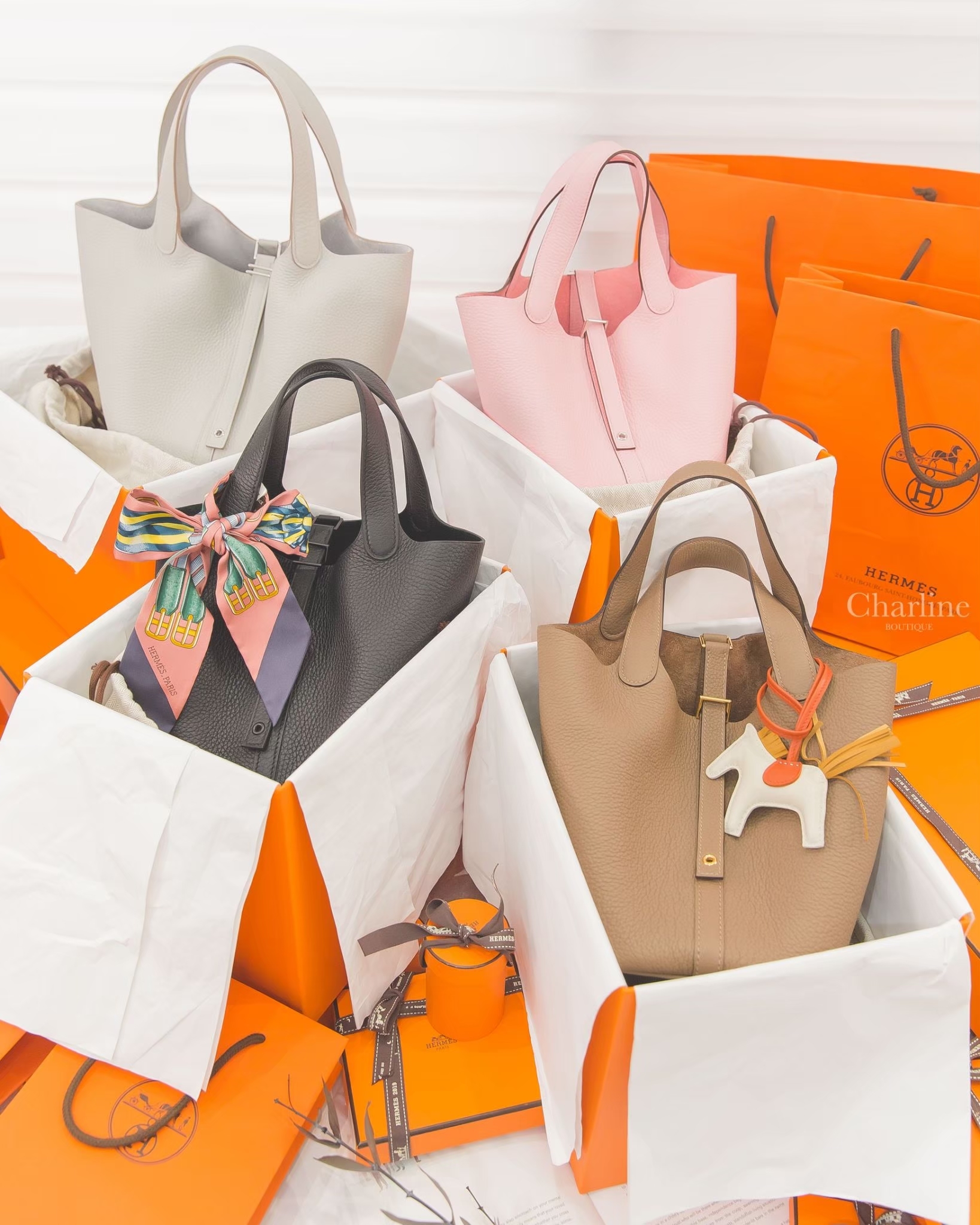 Hermès Picotin    愛馬仕 Picotin 水桶包以獨特的形狀和簡約的設計贏得了眾多愛馬仕愛好者的青睞。柔軟的皮革材質和實用的內部空間，使其成為日常使用的理想選擇。這包設計簡潔，卻透露出一種低調的奢華，實用又不失品味。    無論是上班還是週末出門，都能輕鬆駕馭Picotin 水桶包。這款包包不僅外觀時尚，而且實用性十足，讓生活更加便利和舒適，絕對是你的精準選擇之一。