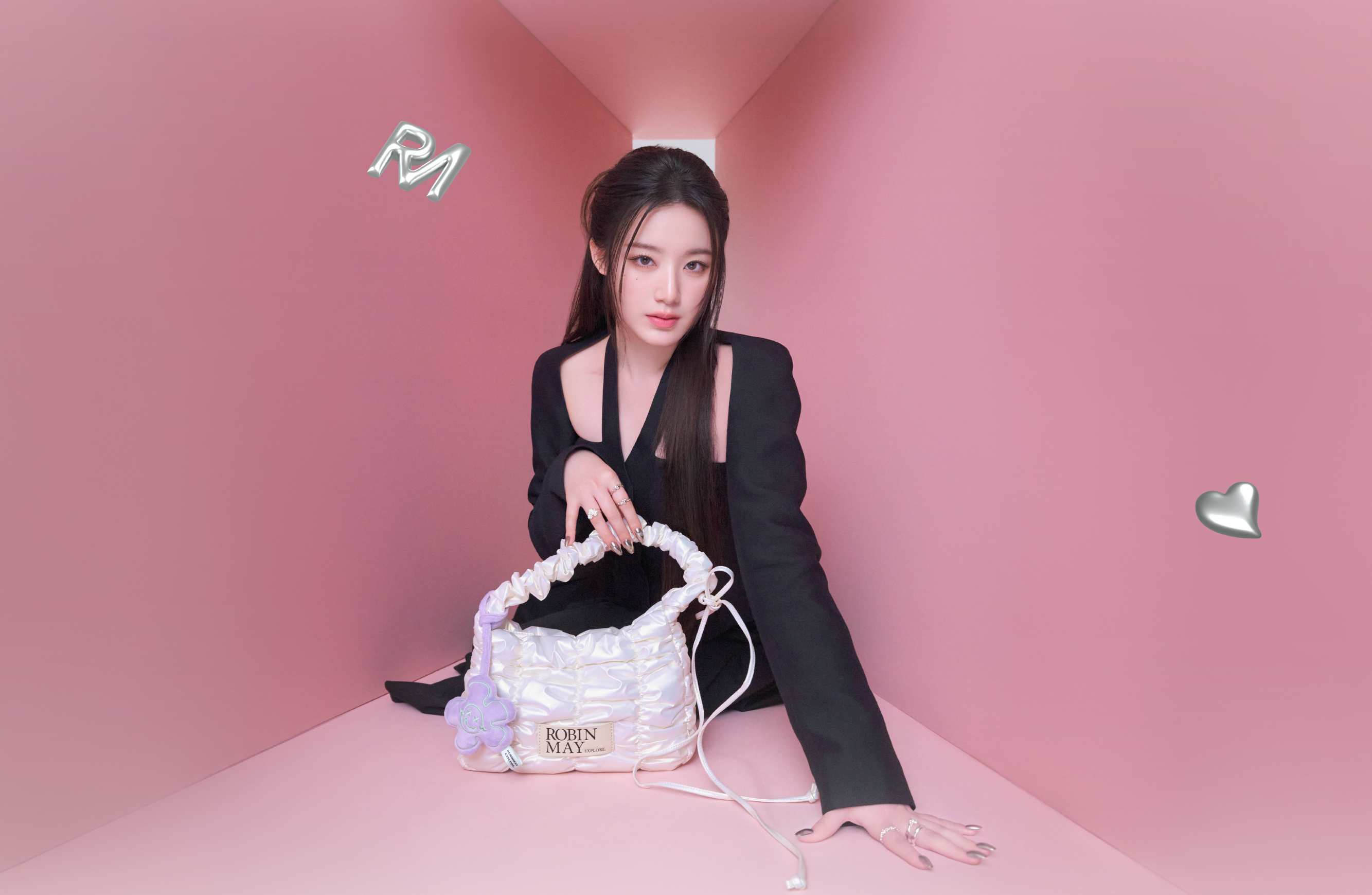 舒華穿黑色禮服，手拿白色Meego 雲朵包。