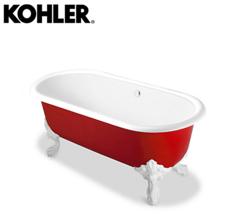白色背景下展示紅白相間的科勒獨立浴缸，配有裝飾性白色爪足腿，品牌名稱“KOHLER”可見於左上角。