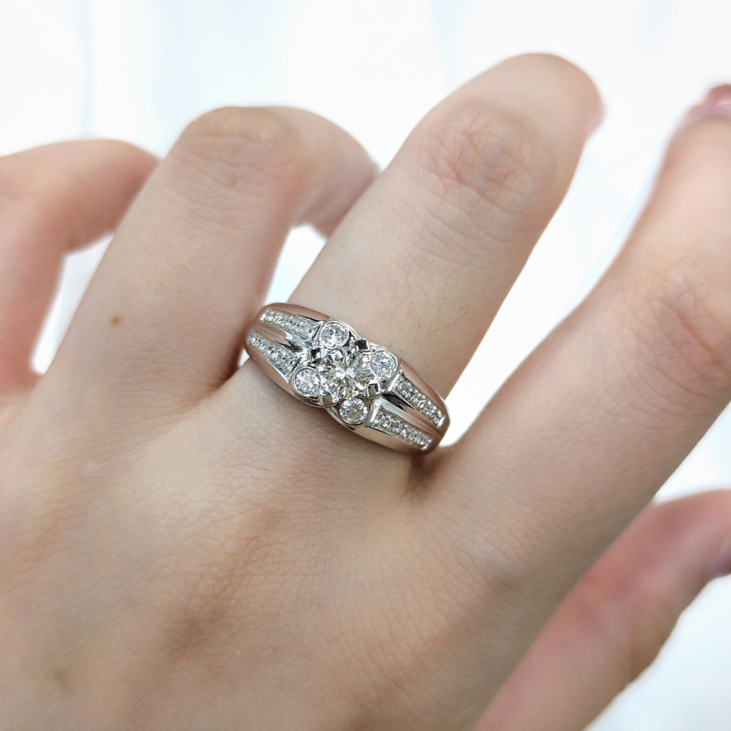 全新18K白金【單粒31份鑽石】配小鑽共63份鑽石戒指