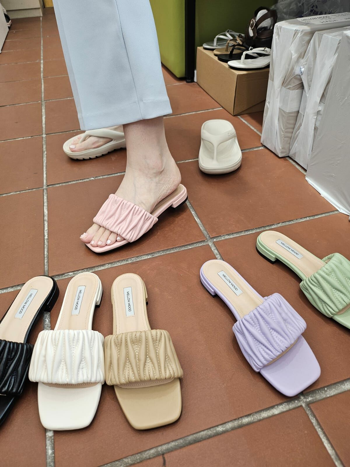 SC2727 皺褶軟皮一字粗帶拖鞋 (足碼)