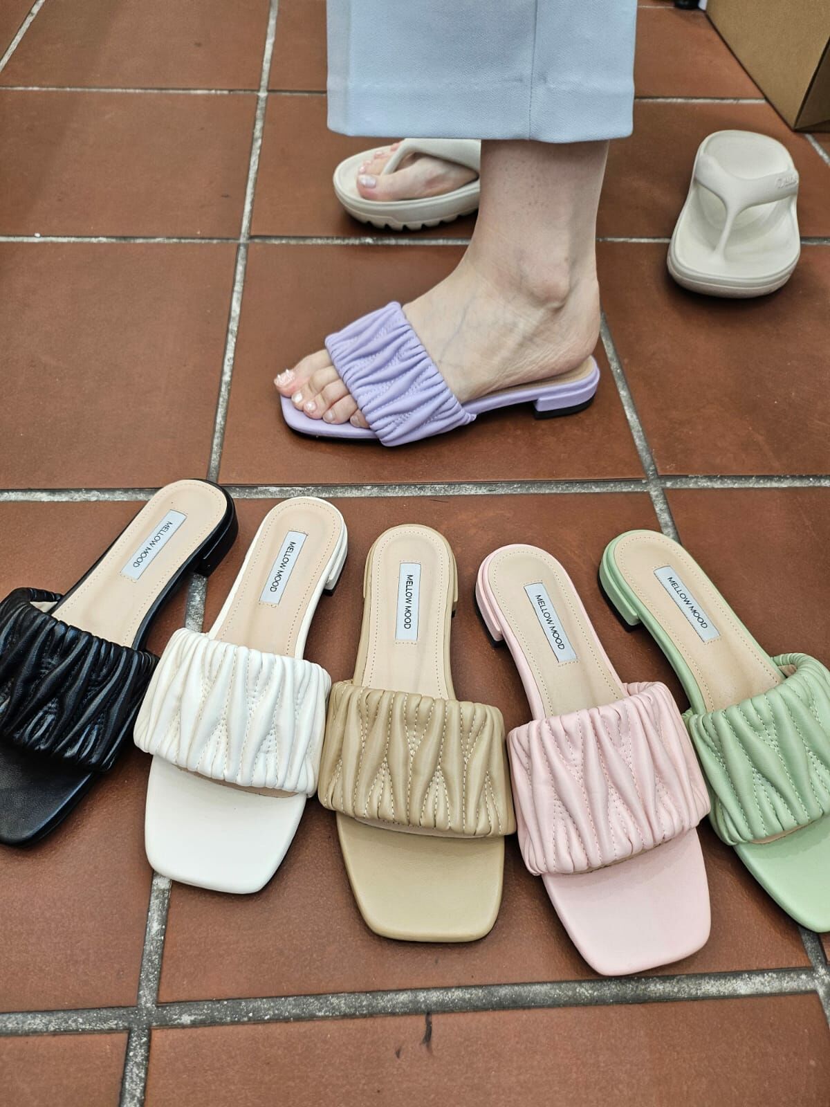 SC2727 皺褶軟皮一字粗帶拖鞋 (足碼)