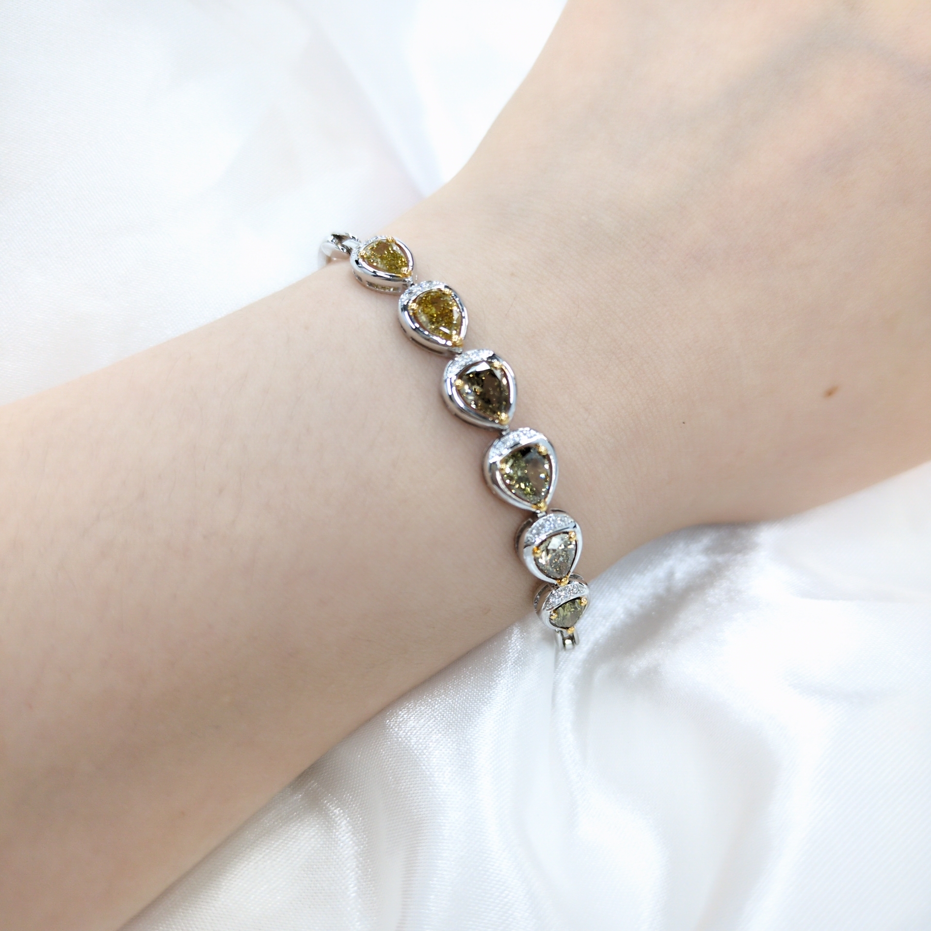 全新18K金【單粒2卡72份天然彩鑽】配小鑽共2卡82份軟鍊鈪