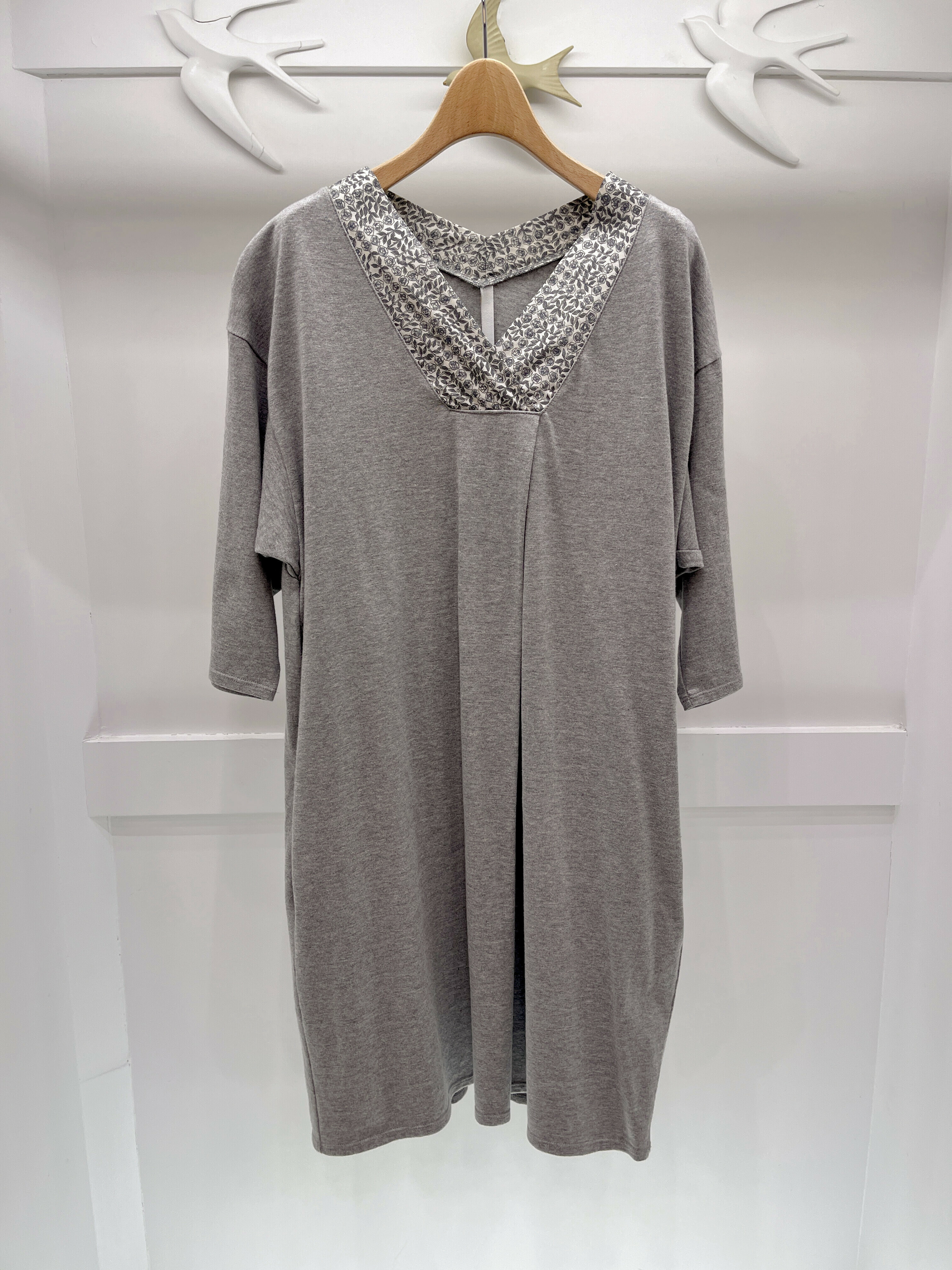 V領花布五分袖洋裝