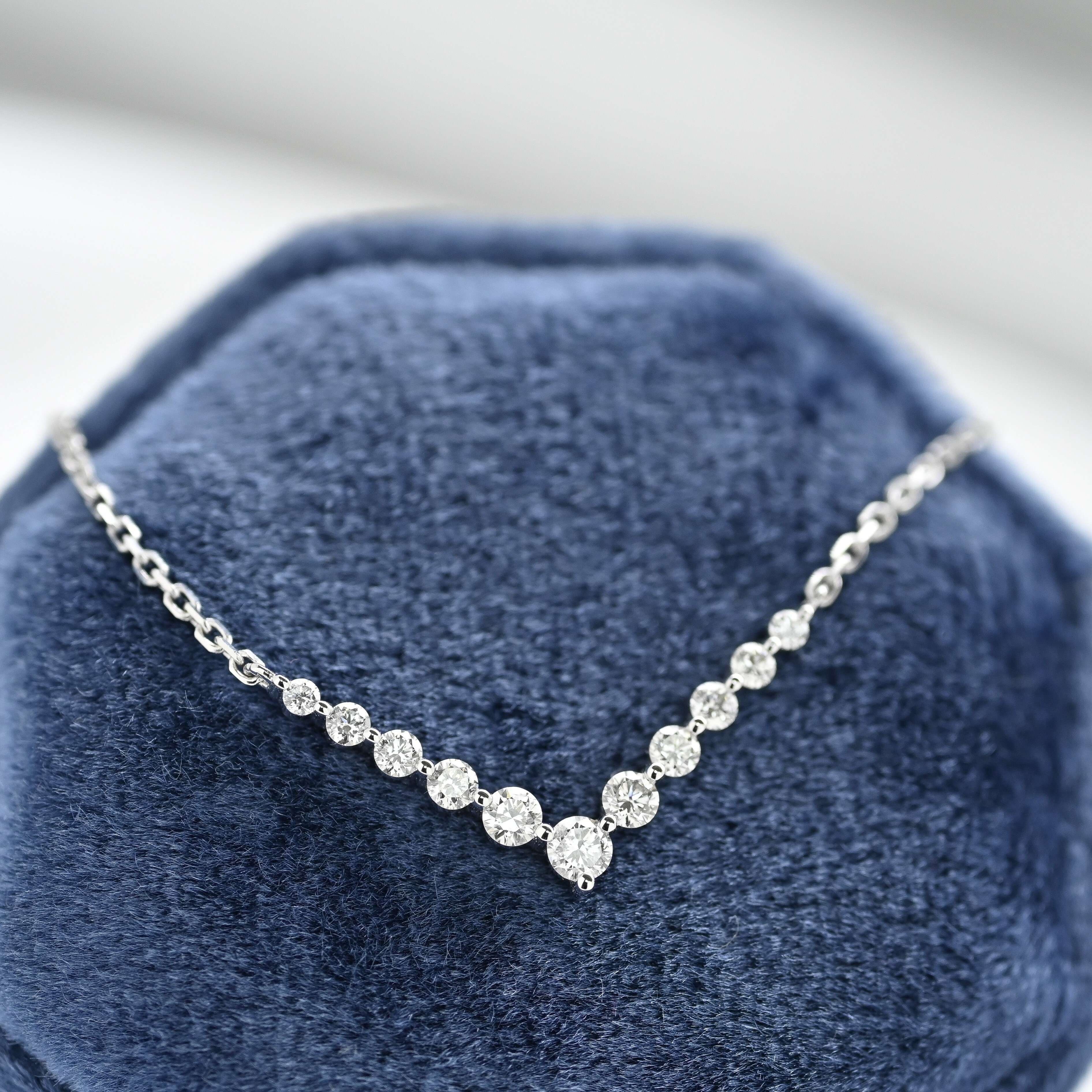 18K 大V Diamond Necklace