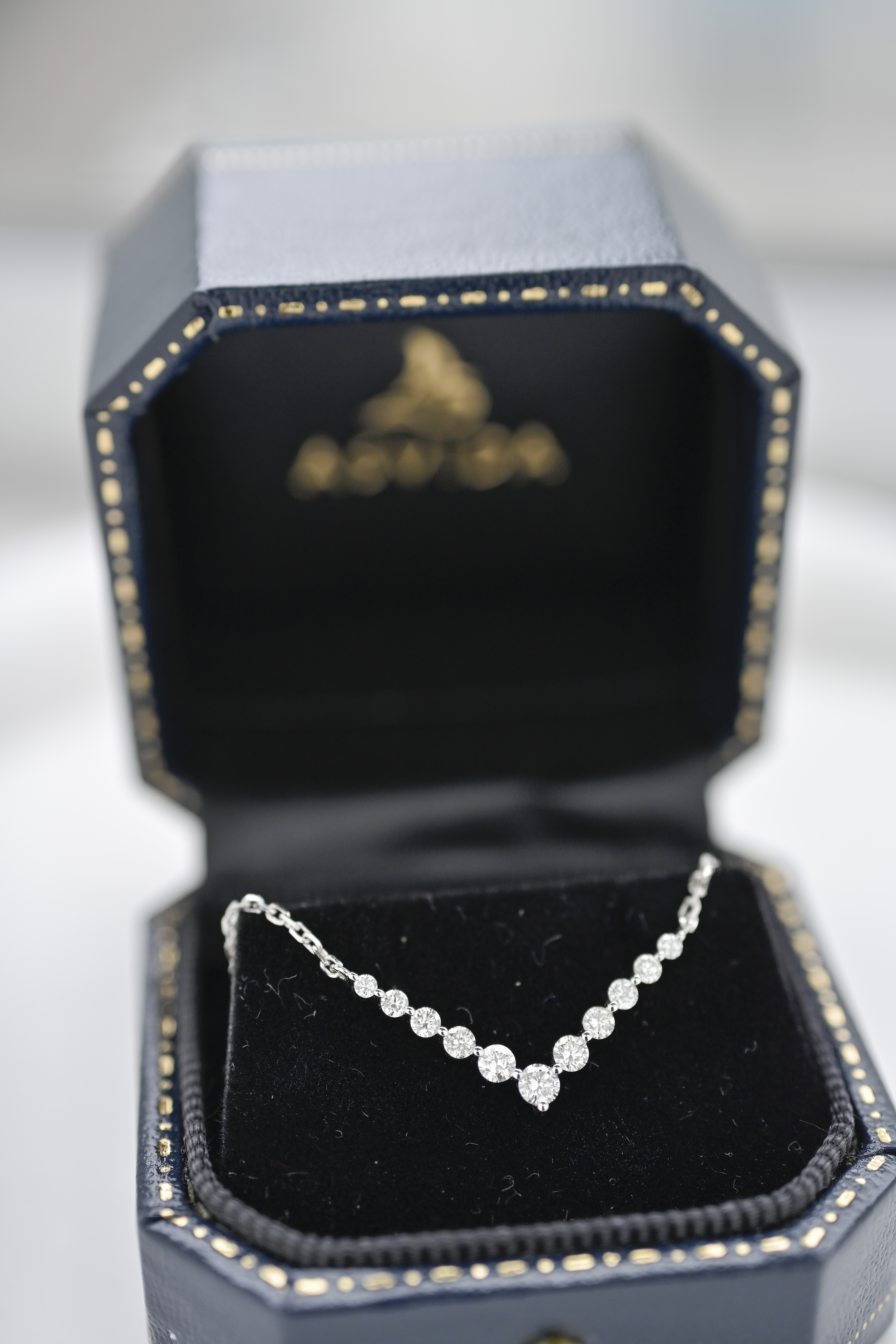 18K 大V Diamond Necklace