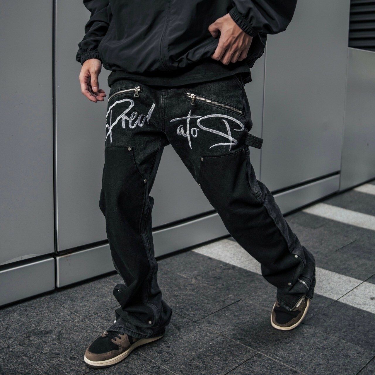 PREDATOR 工藝款 刺繡草寫Logo 拉鍊 拼接 石洗黑牛仔褲 重磅單寧