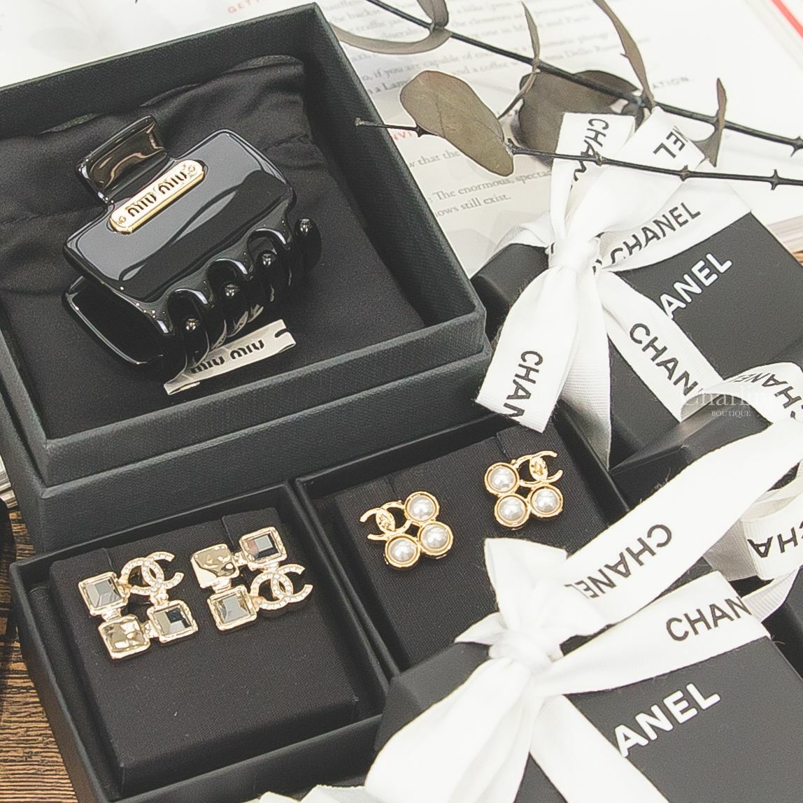 Miu Miu 黑色金色字母髮夾,Chanel 金色水晶金屬方格水鑽CC不對稱方形耳環,Chanel 金色CC白色珍珠不對稱方形耳環-Charline Boutique 精品代購
