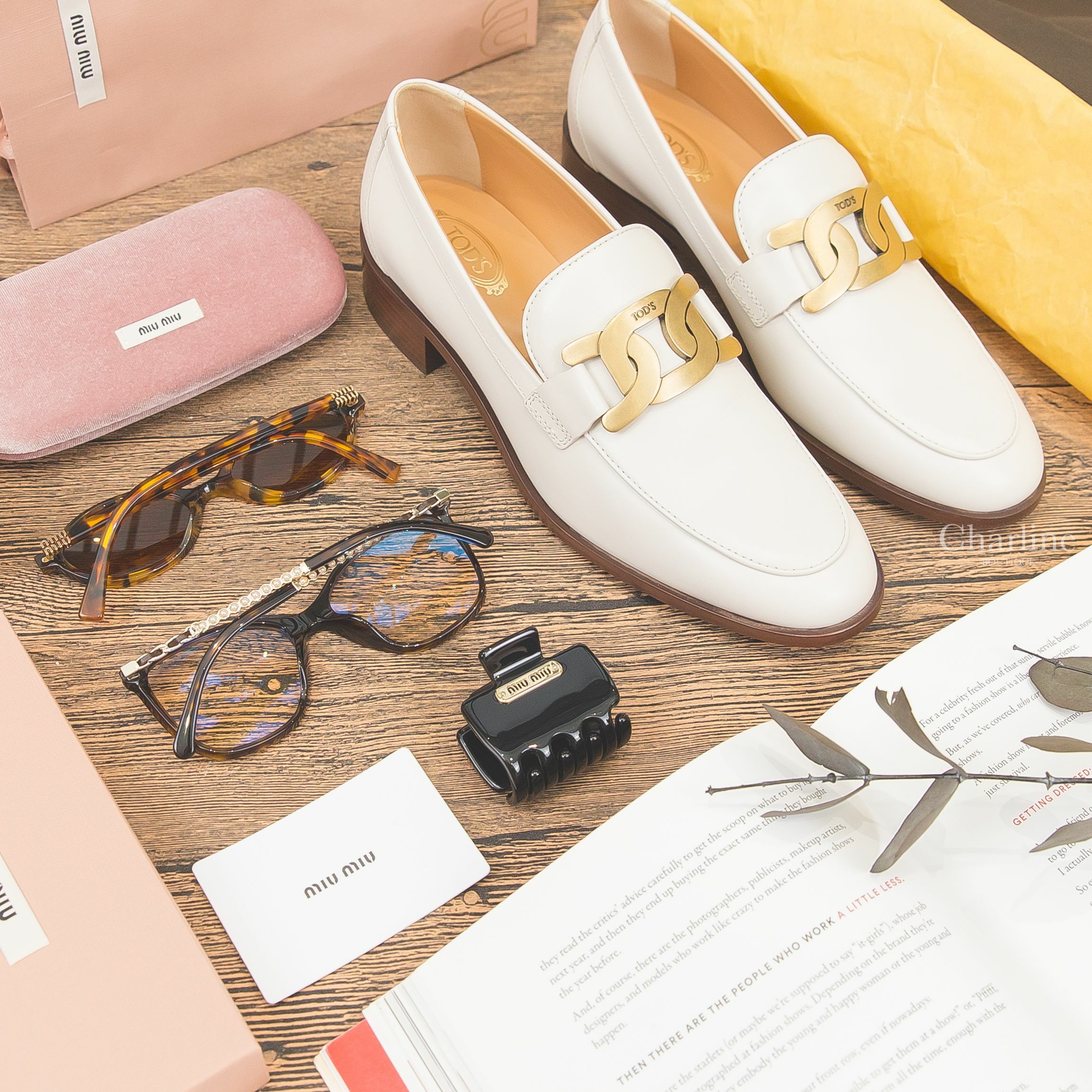 Miu Miu 琥珀色橢圓框金字太陽眼鏡,Miu Miu 黑色金字髮夾,Tod's 白色皮革金色鍊條樂福鞋,Chanel 深棕色玳瑁方框側邊皮穿金鍊珍珠CC眼鏡-Charline Boutique 精品代購