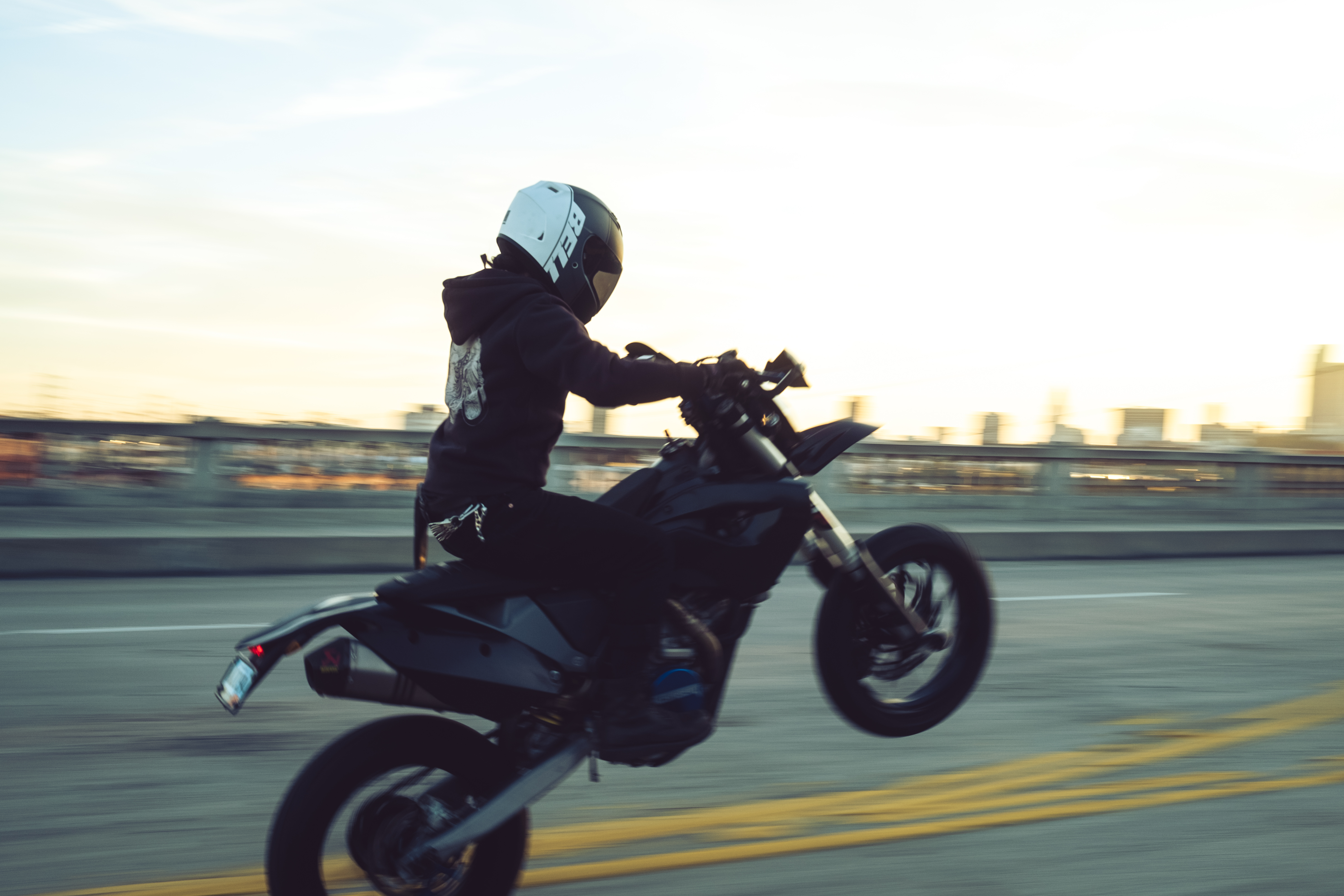 <img src="qualifier.jpeg" alt="bell-helmets-qualifier-with-motorcycle">