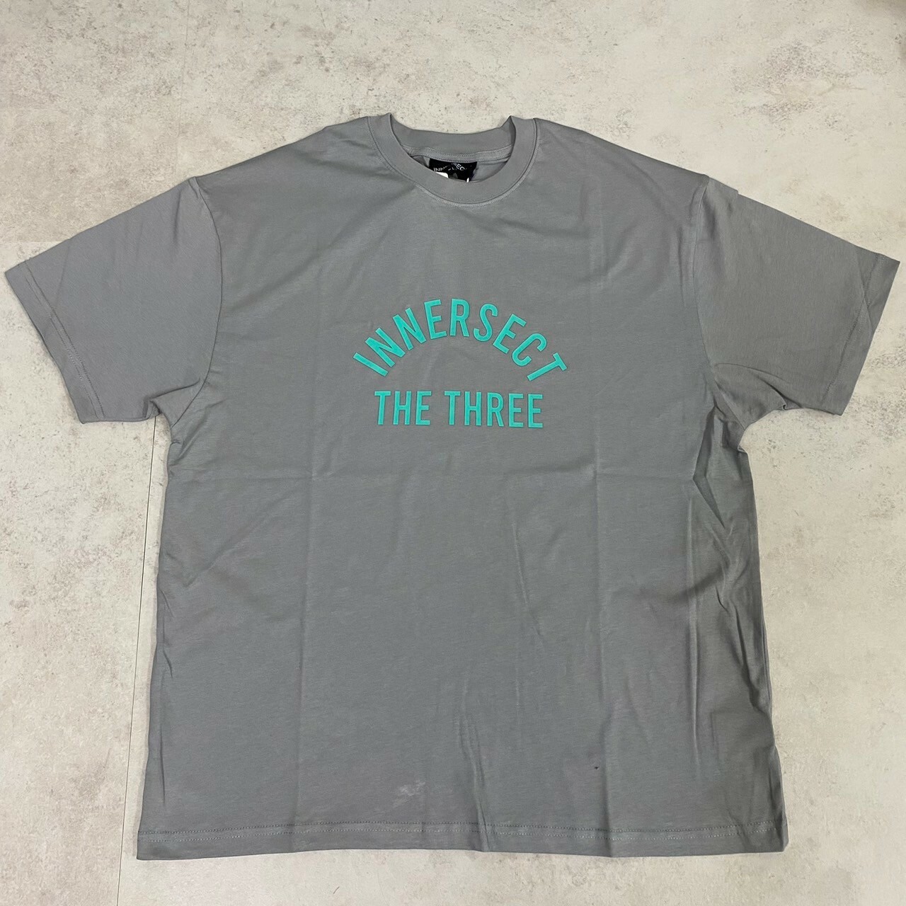 INNERSECT X JERRY LORENZO三生萬物拱型LOGO圓領短Tee INN24SSTTE044