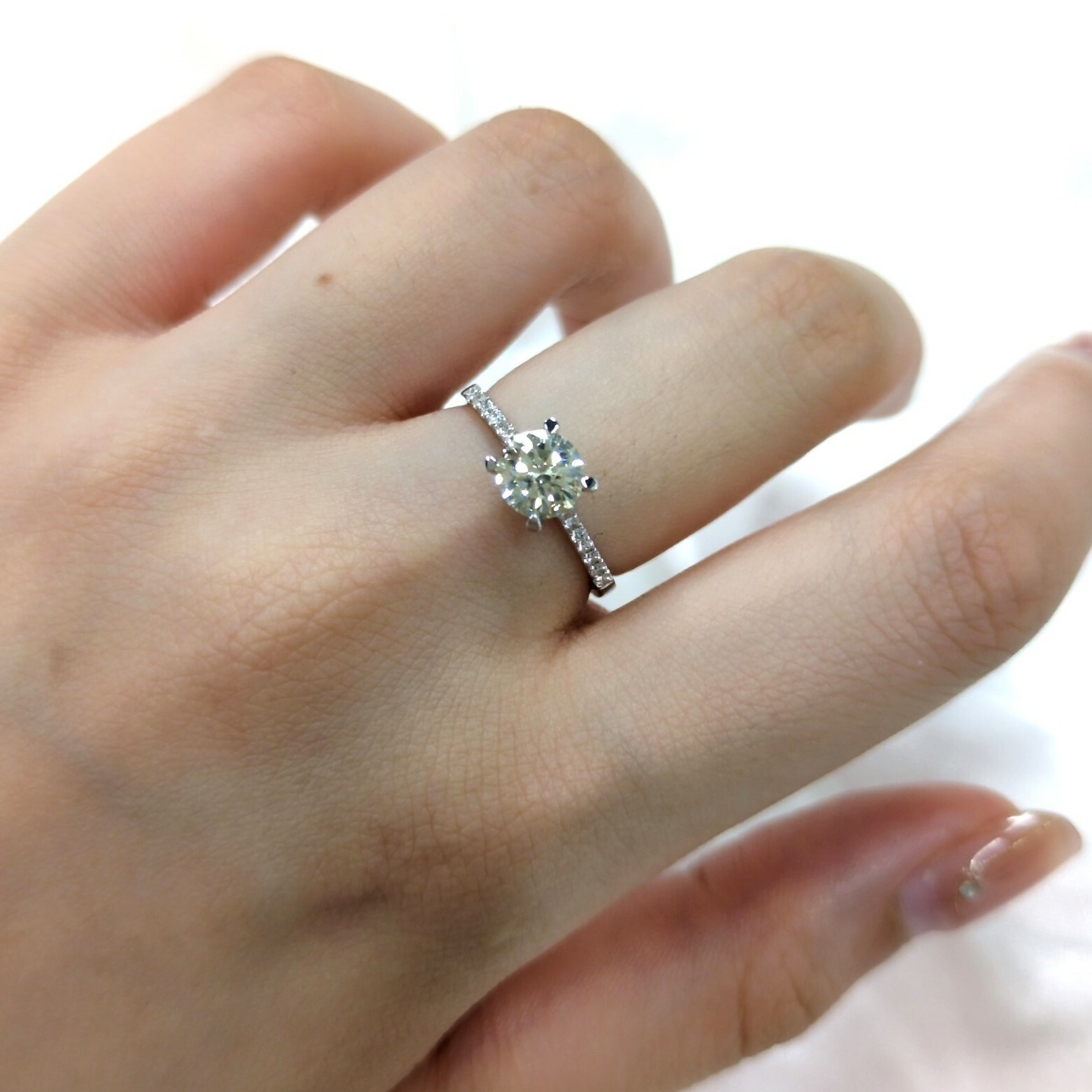 全新18K白金【單粒71份鑽石】 配小鑽共81份鑽石戒指