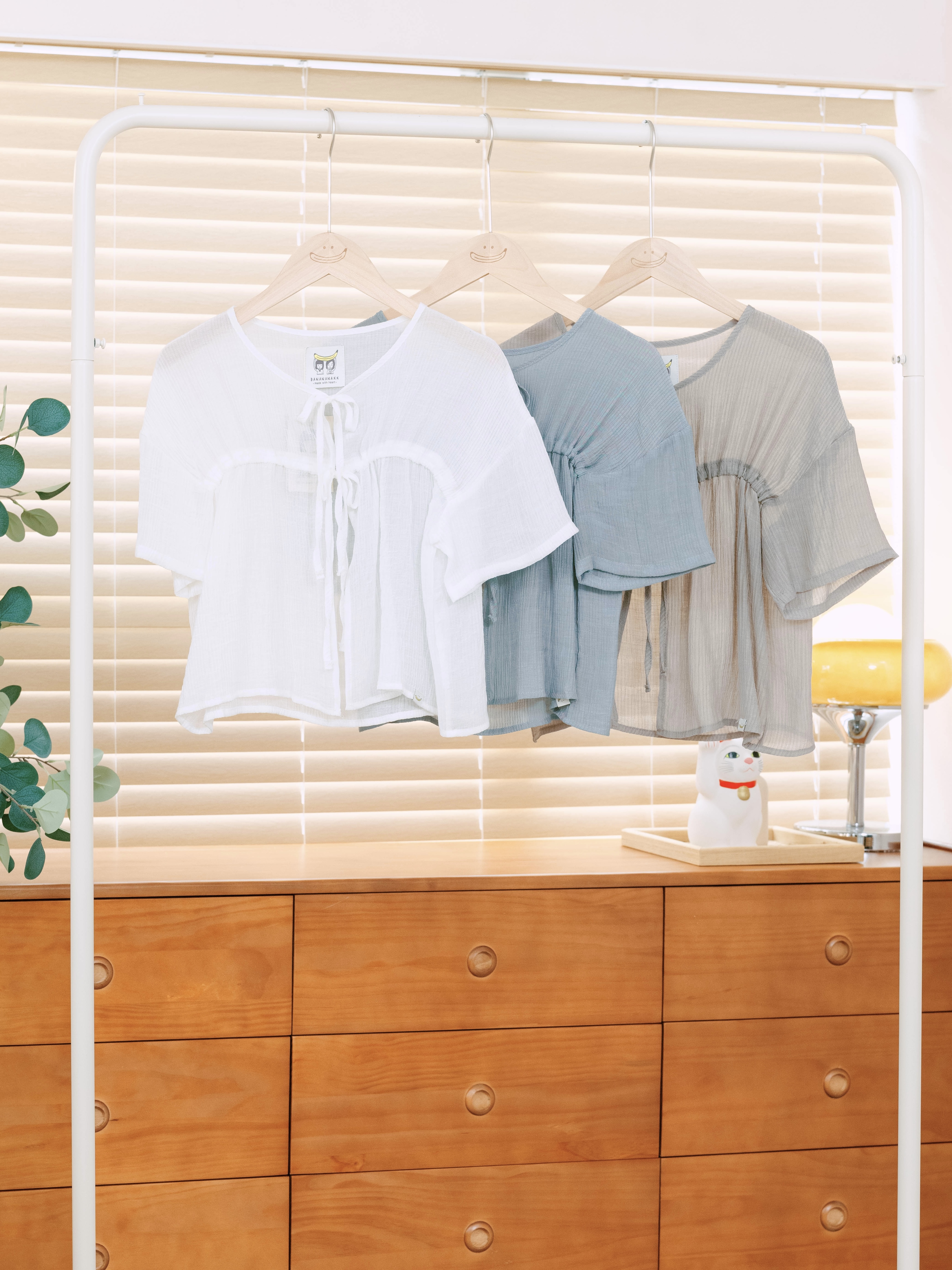 三色 / 微透感暗條紋蝴蝶恤衫／Sheer Striped Ribbon Shirt