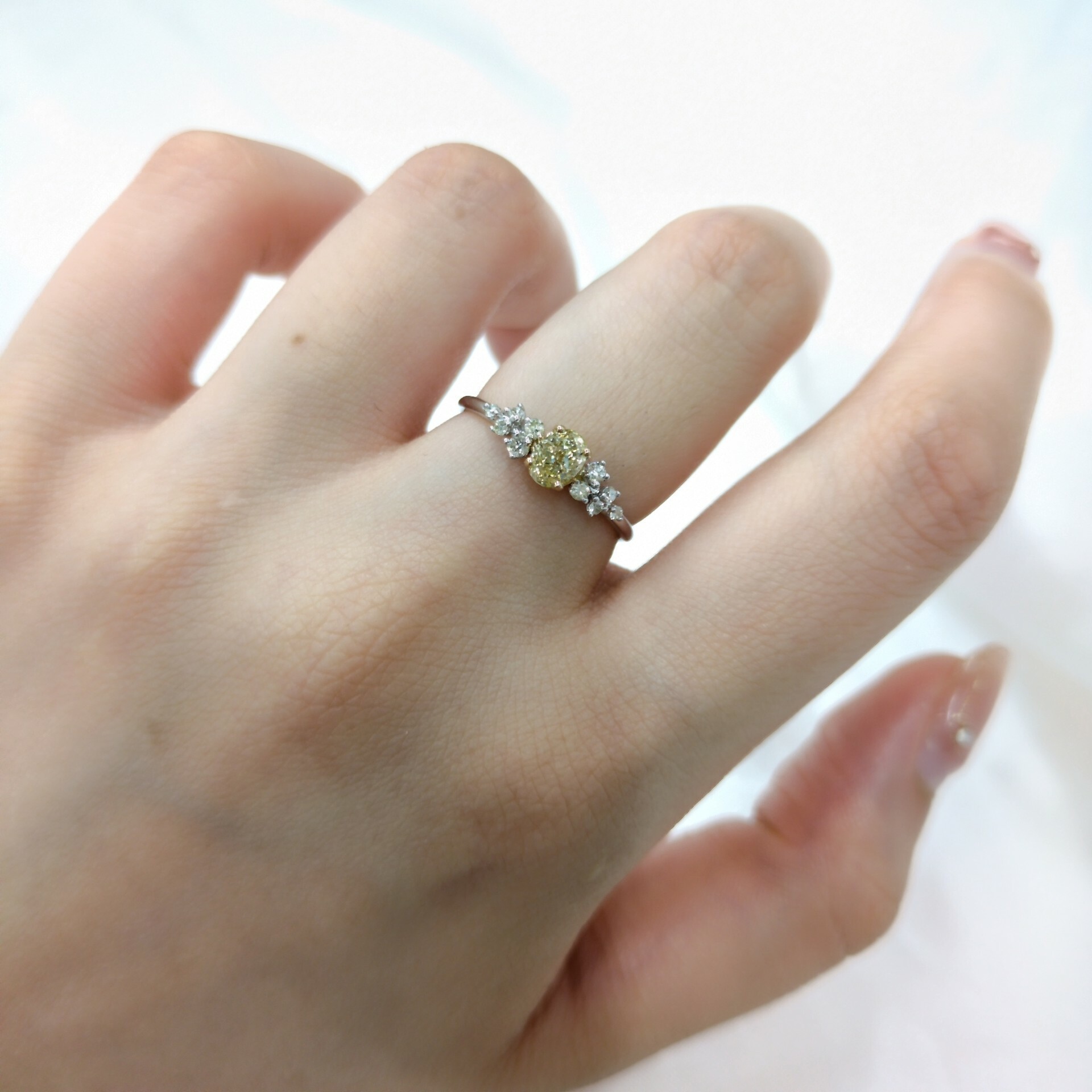 全新18K金【單粒36份蛋形彩黃鑽】配小鑽共47份鑽石戒指