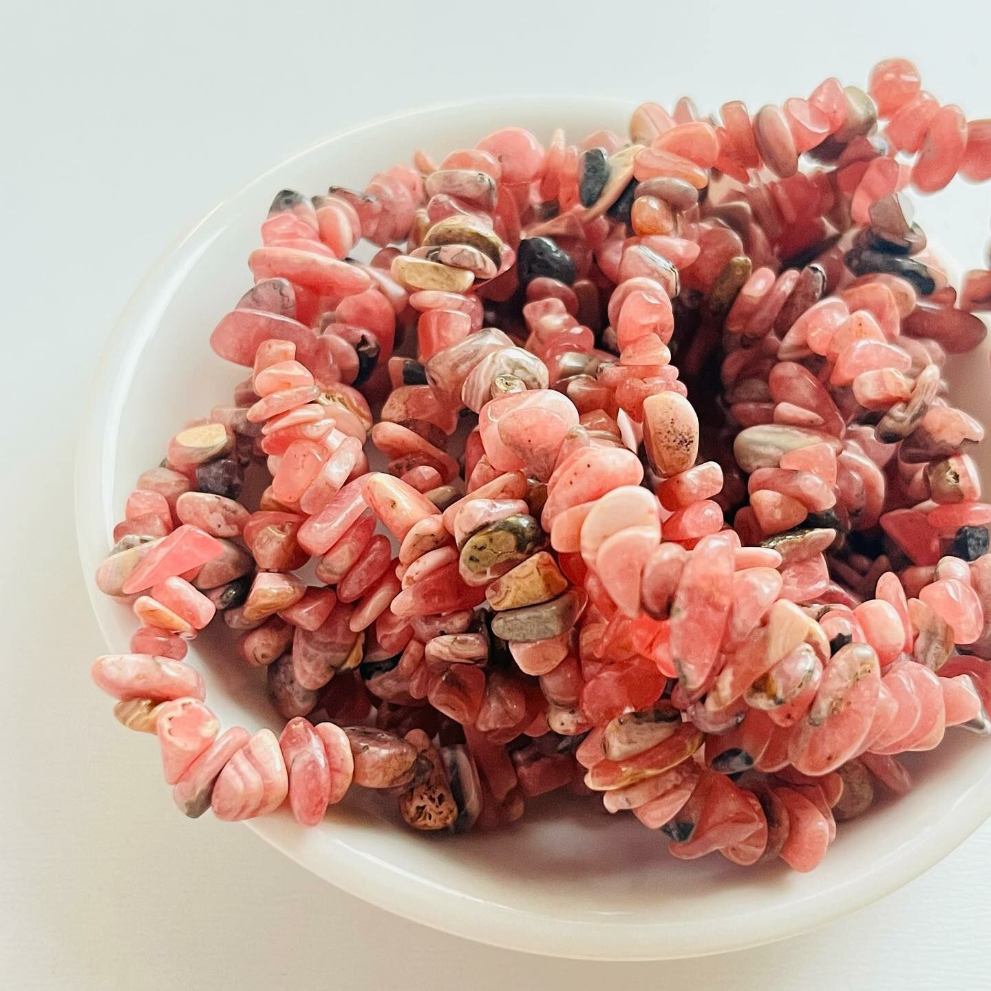 [原石]  菱錳礦/紅紋石 碎石水晶手串