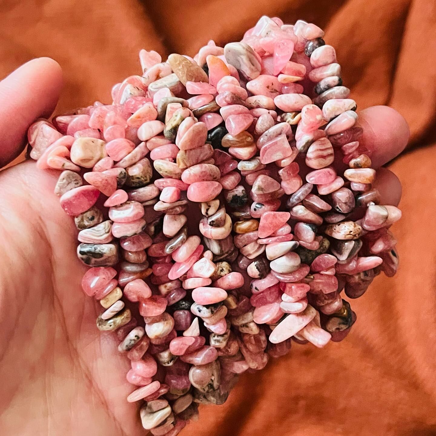 [原石]  菱錳礦/紅紋石 碎石水晶手串