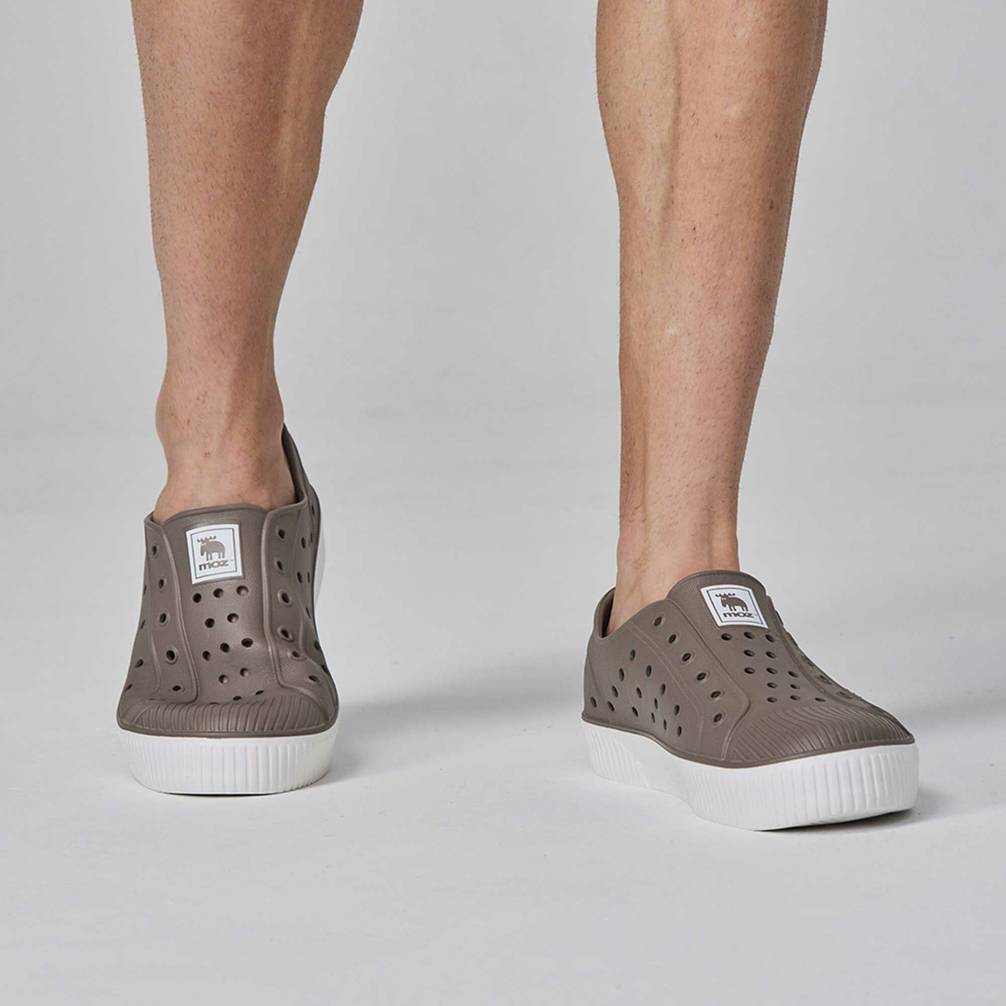 moz瑞典 駝鹿 雙色洞洞餅乾水鞋 (巧克力) 全球首創 舒適厚底 防潑水-附鞋扣