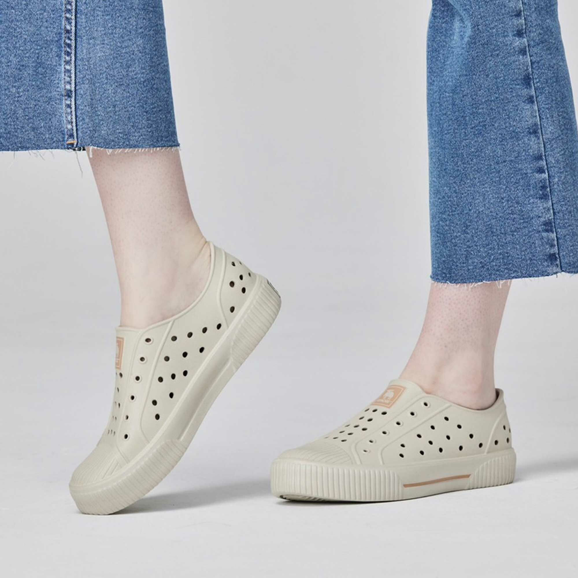 moz瑞典 駝鹿 洞洞餅乾水鞋 (奶油) 全球首創 舒適厚底 防潑水-附鞋扣