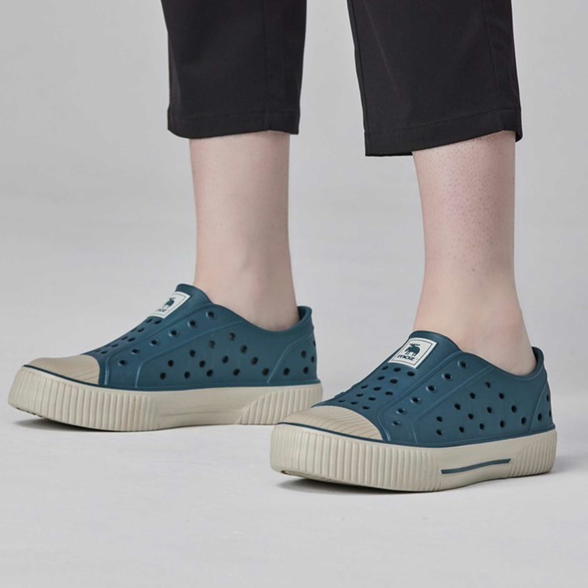 【小尺碼】moz瑞典 駝鹿 雙色洞洞餅乾水鞋 (奶蓋海峽藍) 全球首創 舒適厚底 防潑水-附鞋扣