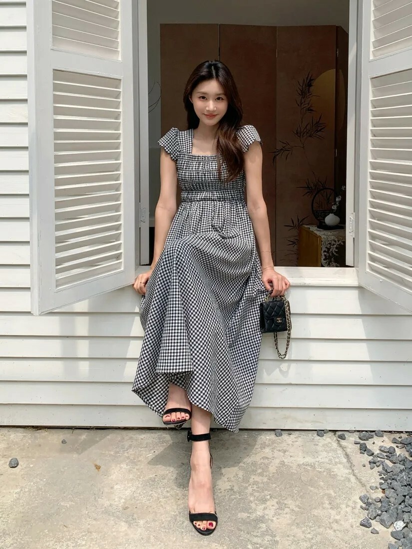 黑白小格紋荷葉袖方領收腰傘擺長洋裝S-M (Elegant & Love)