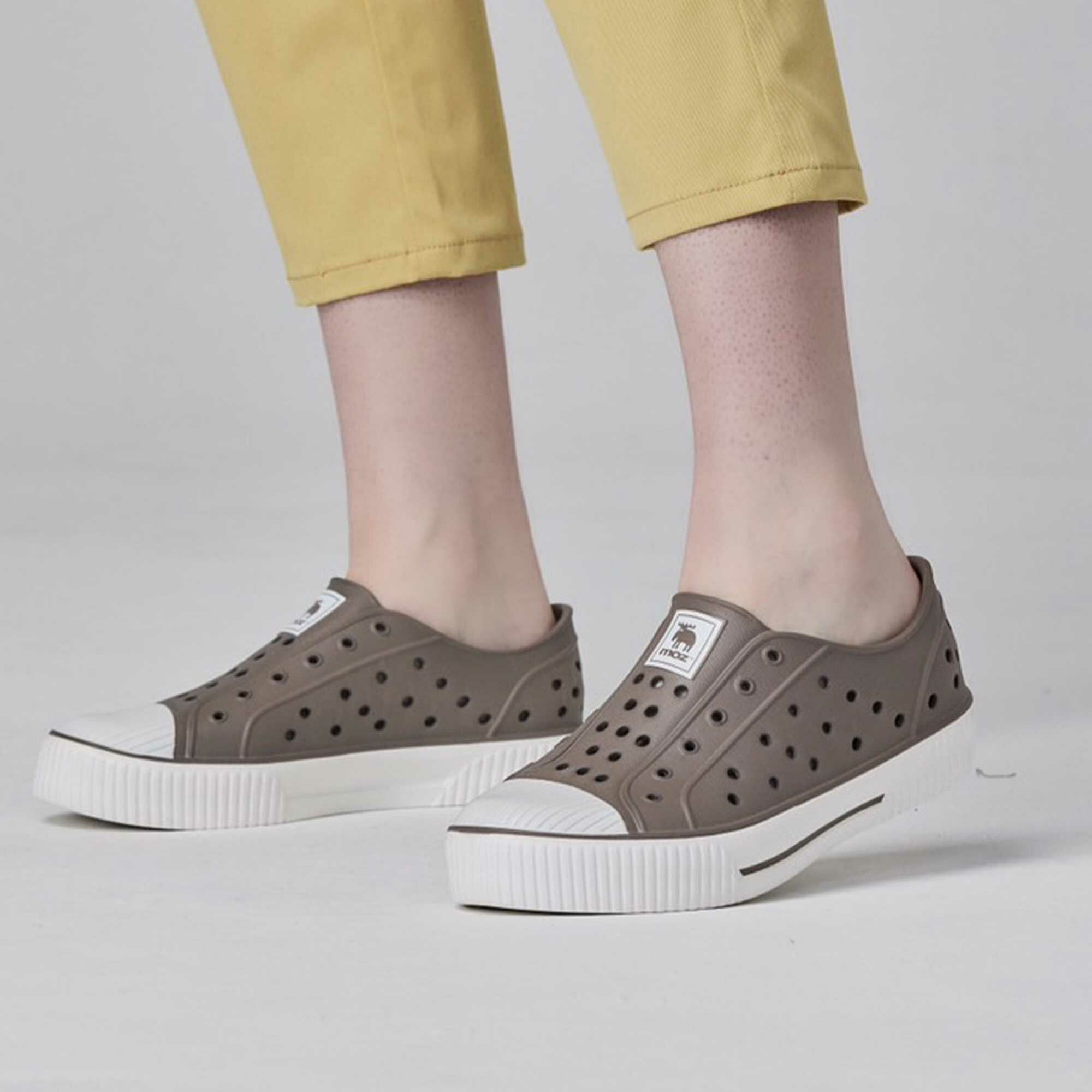 moz瑞典 駝鹿 雙色洞洞餅乾水鞋 (奶蓋巧克力) 全球首創 舒適厚底 防潑水-附鞋扣