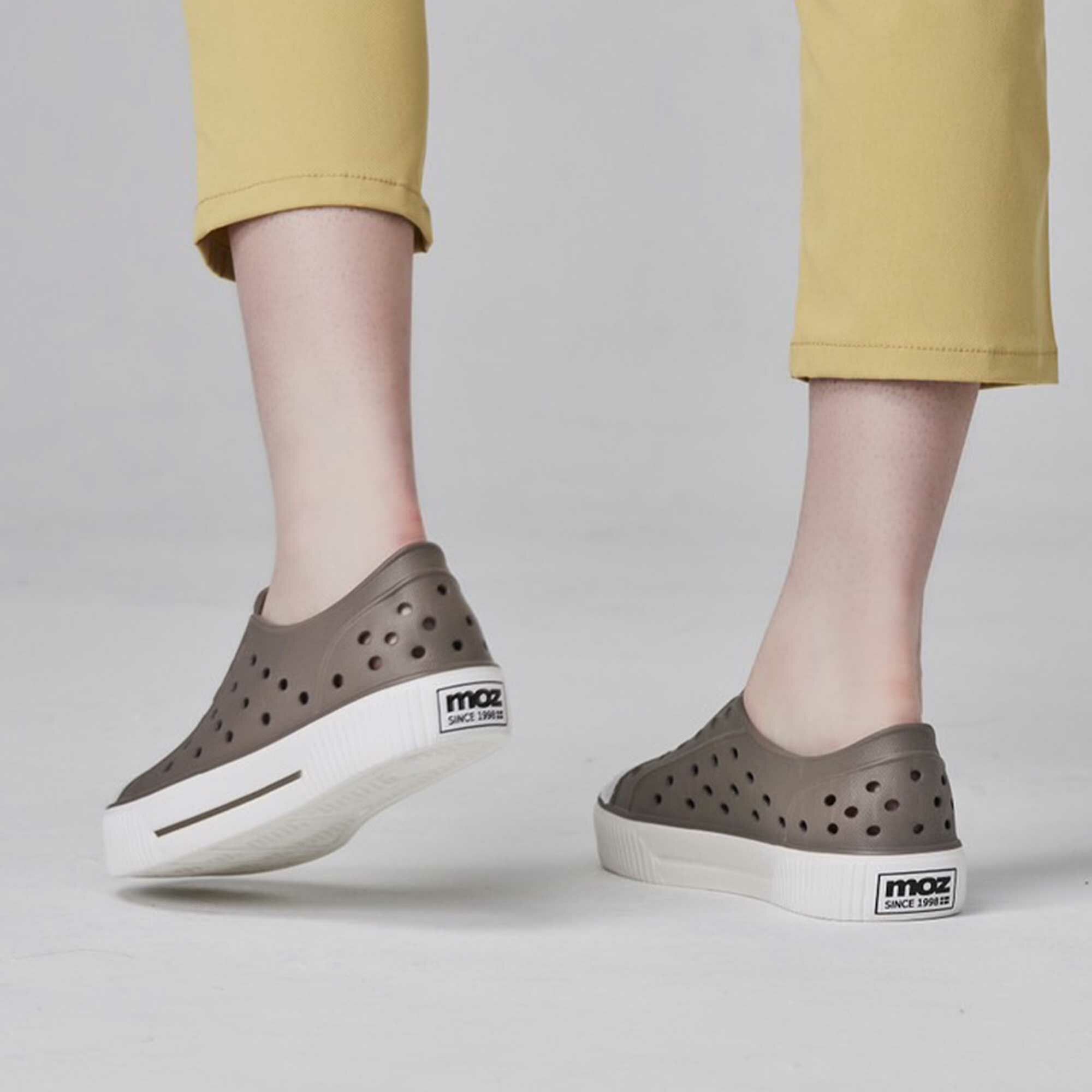 moz瑞典 駝鹿 雙色洞洞餅乾水鞋 (奶蓋巧克力) 全球首創 舒適厚底 防潑水-附鞋扣