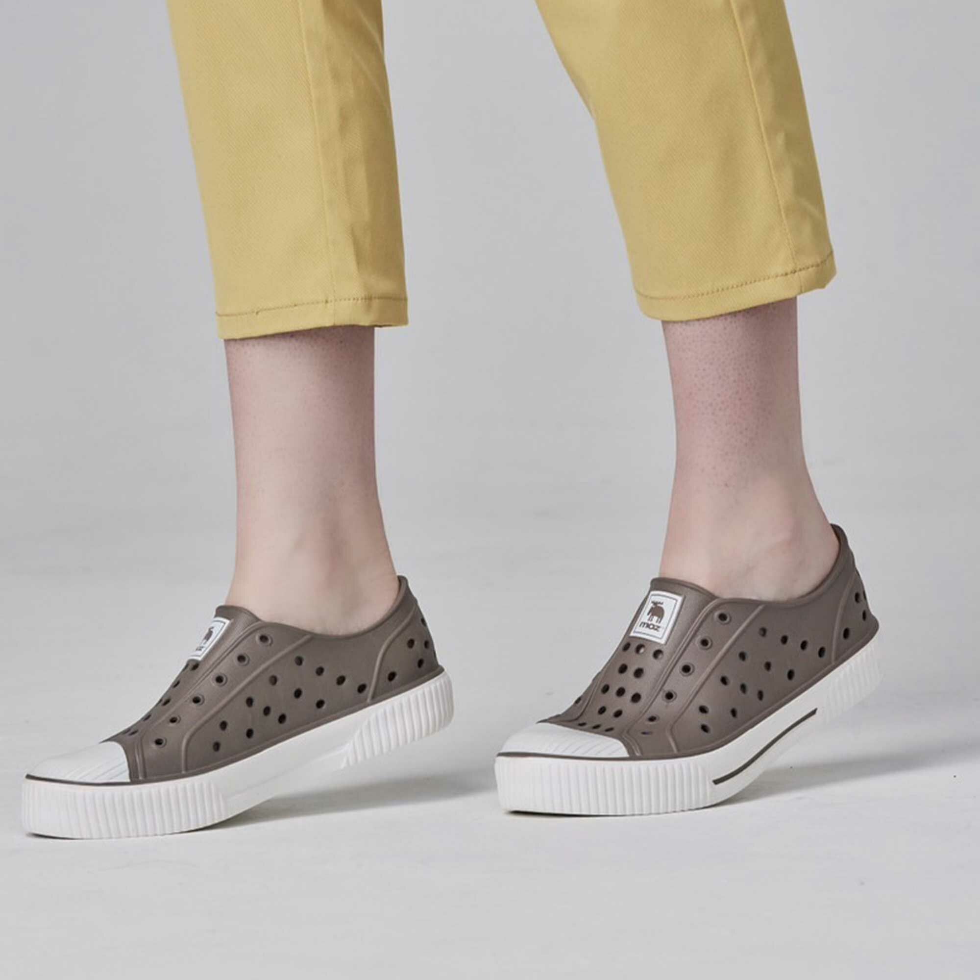 【小尺碼】moz瑞典 駝鹿 雙色洞洞餅乾水鞋 (奶蓋巧克力) 全球首創 舒適厚底 防潑水-附鞋扣