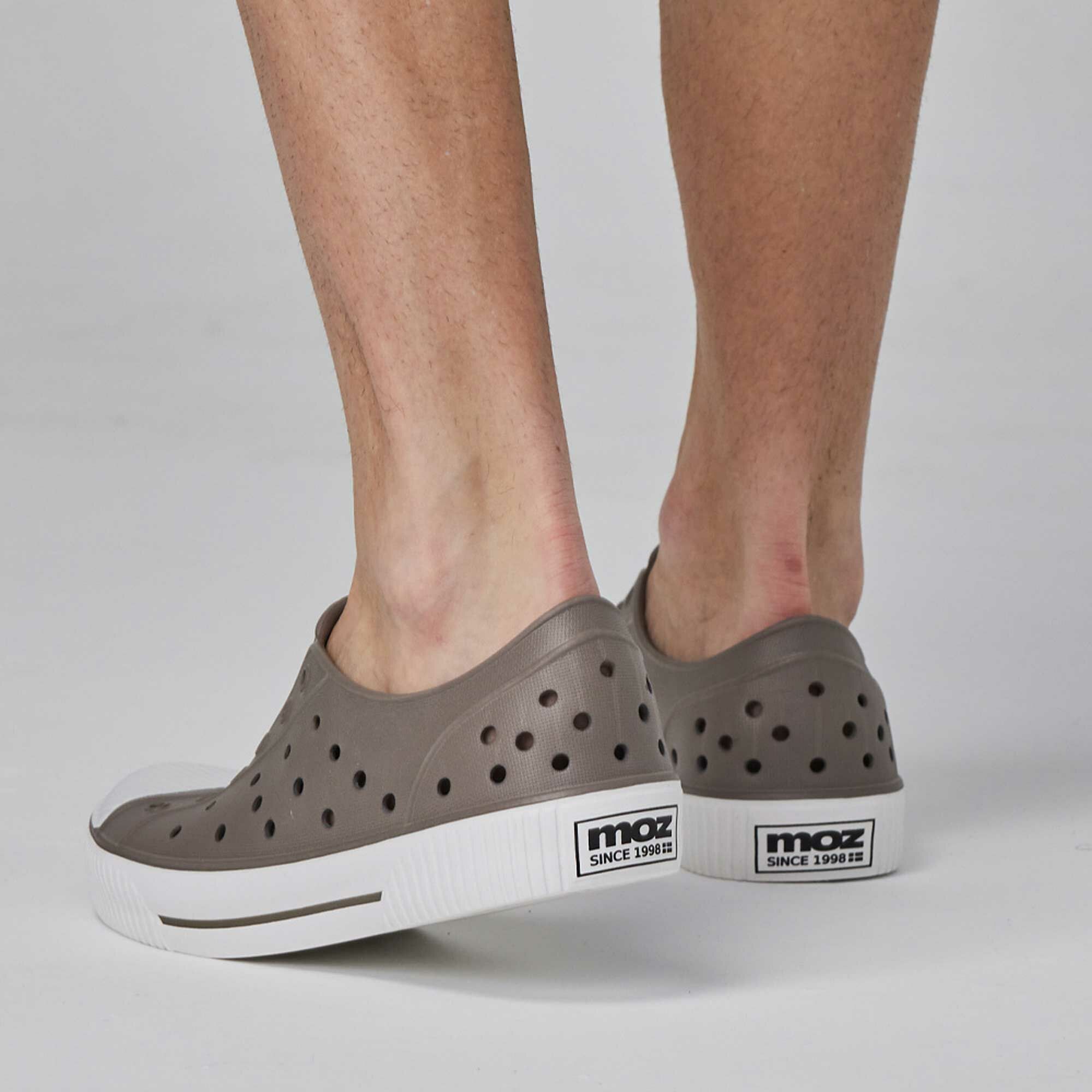 moz瑞典 駝鹿 雙色洞洞餅乾水鞋 (奶蓋巧克力) 全球首創 舒適厚底 防潑水-附鞋扣